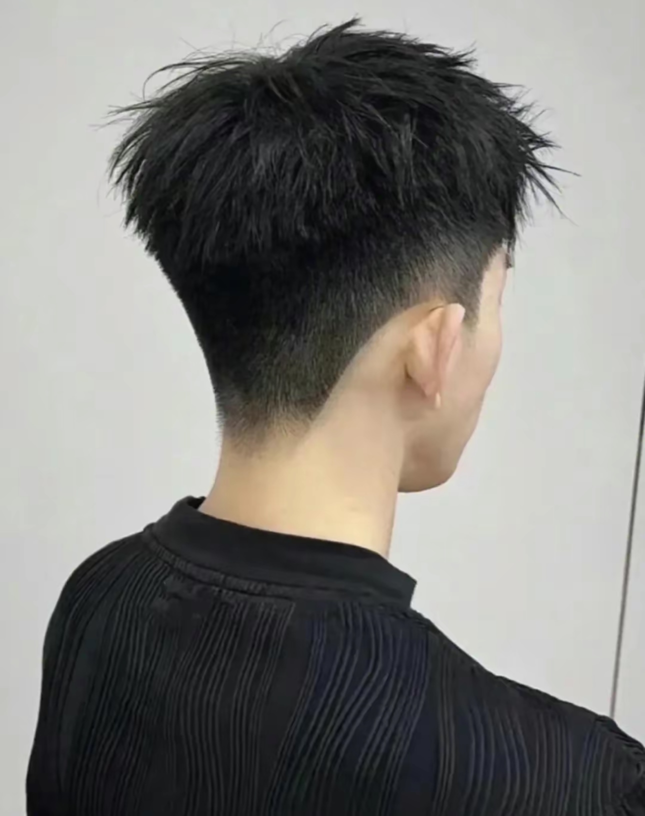 别问烫发多少钱，就问青春还几年？ 男人可 配图1