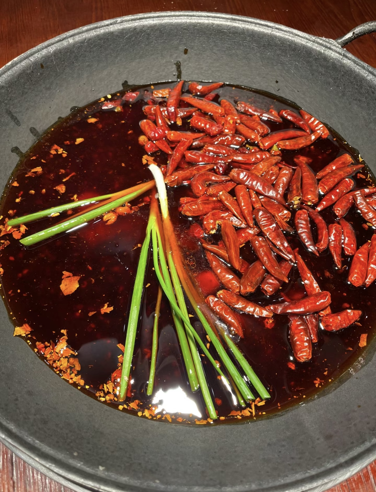 清油火锅为你开启一场舌尖上的热辣狂欢。精 配图2