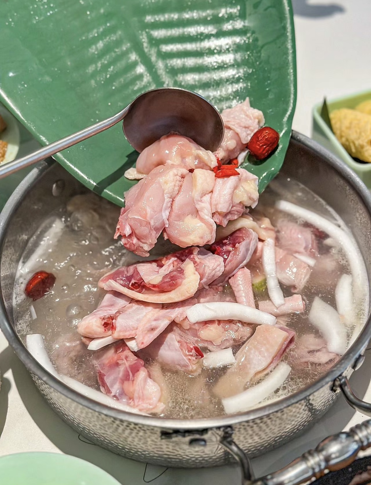 品味清甜椰香，畅享鲜嫩鸡肉。椰子鸡火锅， 配图1