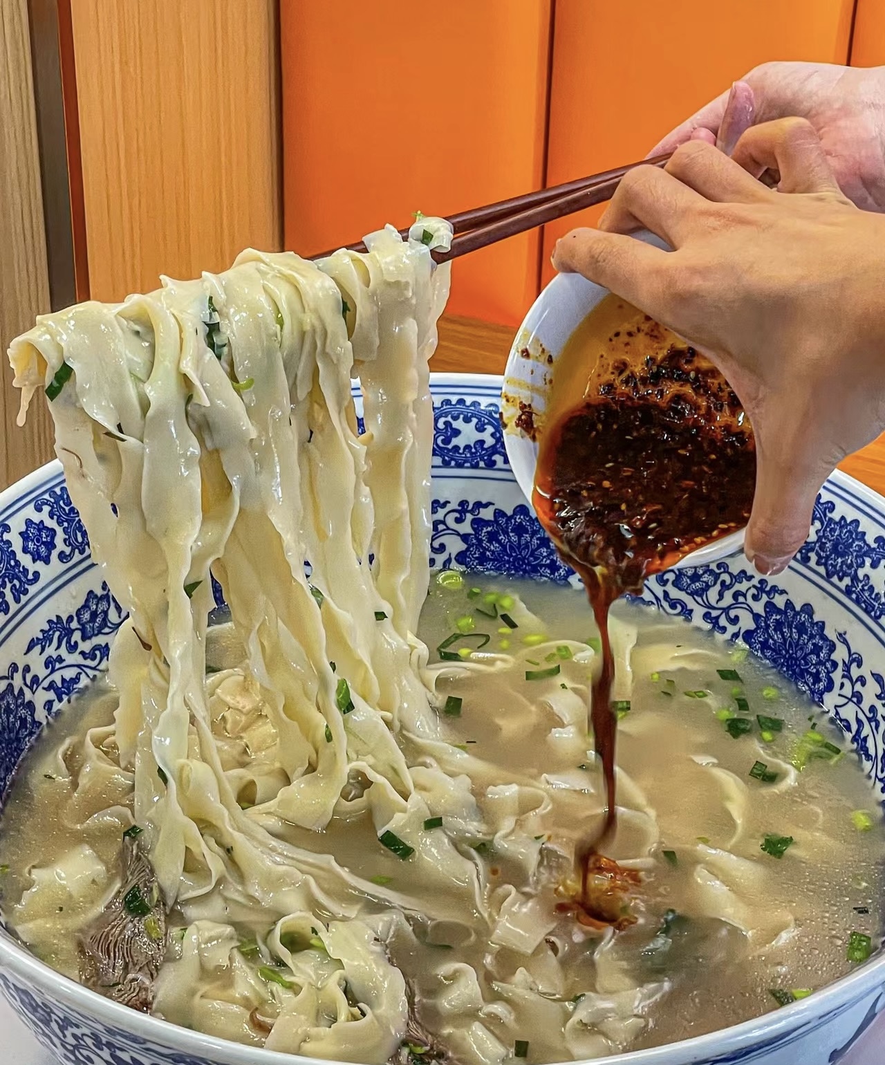 开面馆啦！这里有各种特色面条，鲜香四溢， 配图3