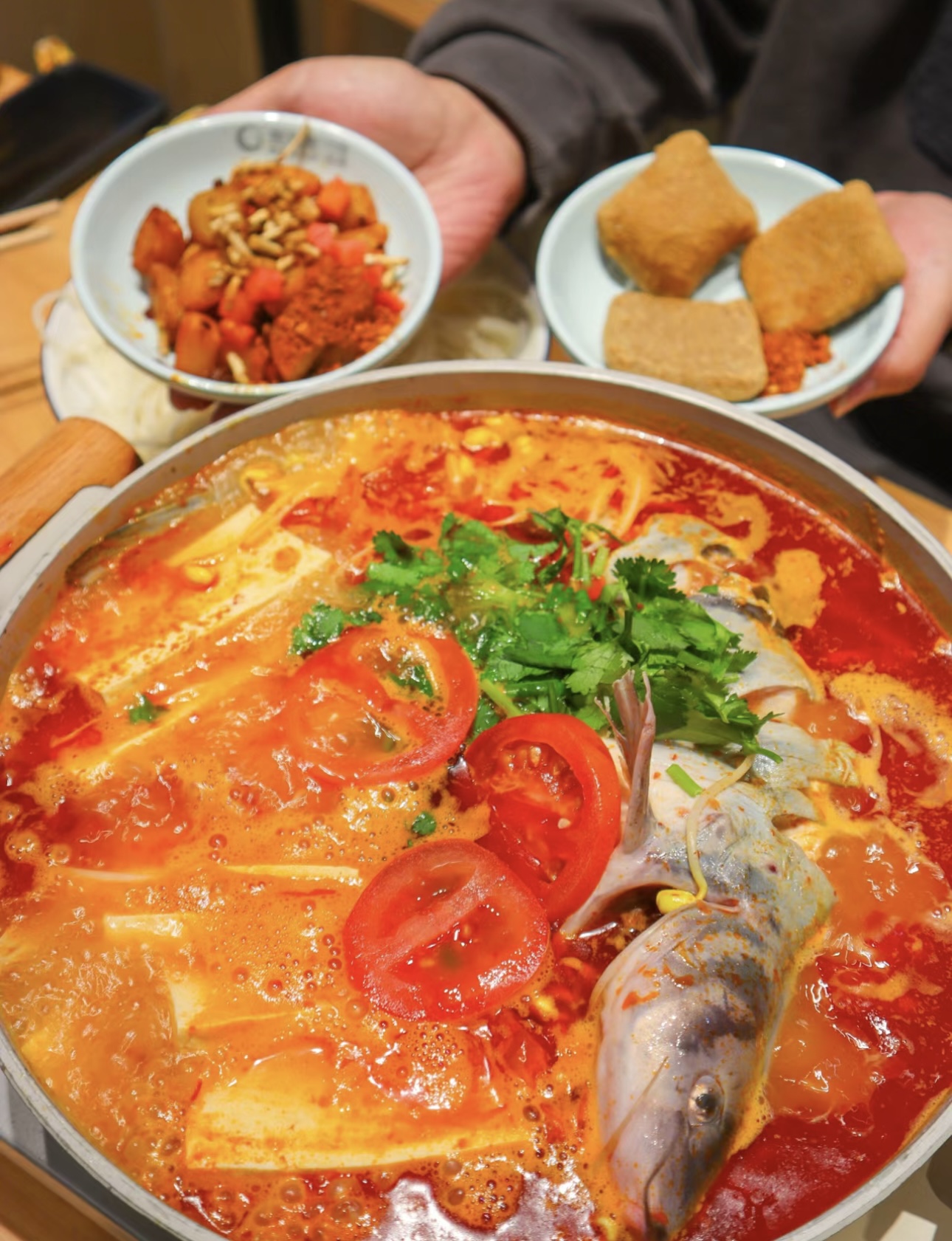 酸辣鲜香的汤底，搭配鲜嫩的鱼肉，在锅中翻 配图1