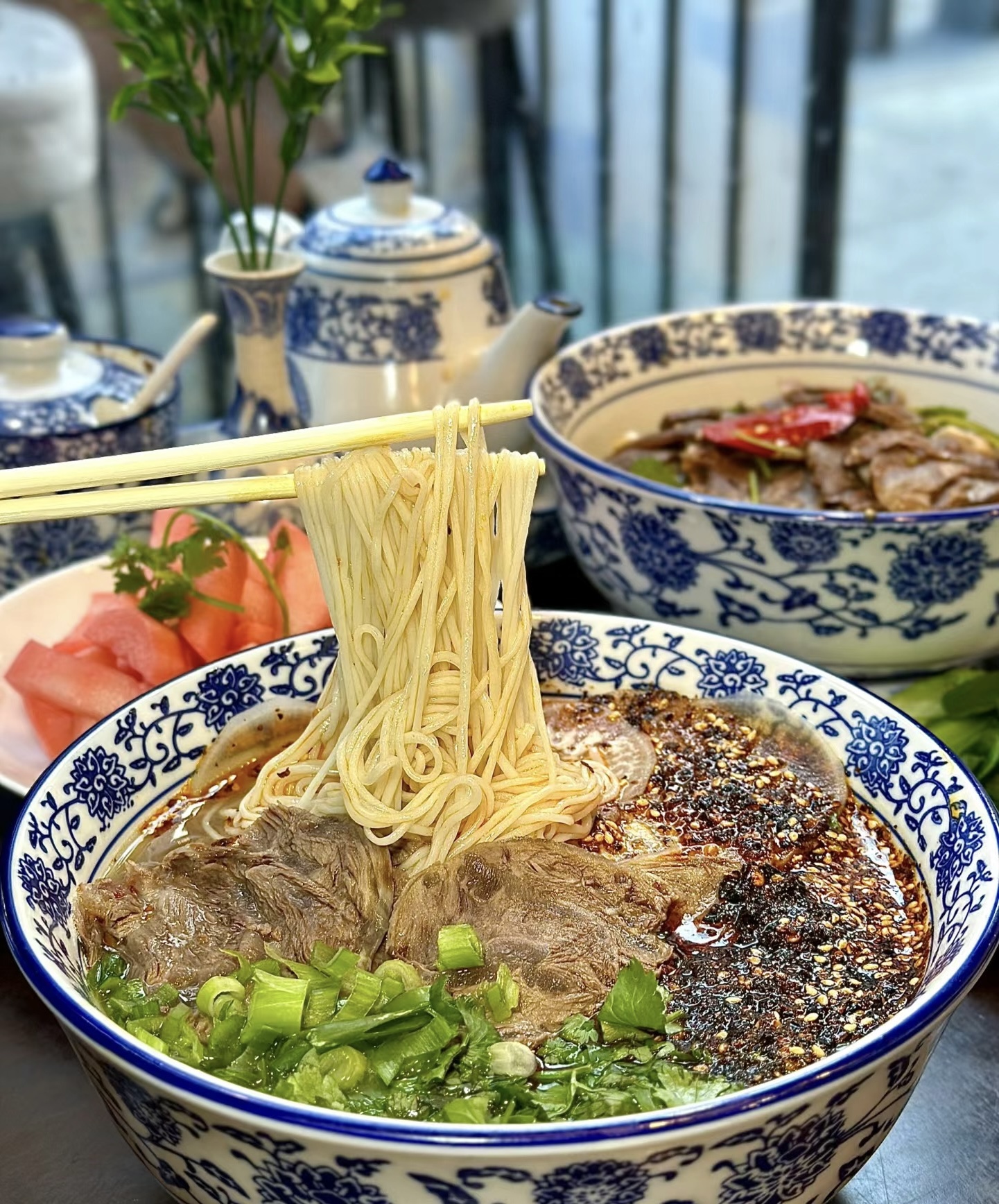 师傅现场手工拉的面，粗细从毛细到大宽都有 配图1