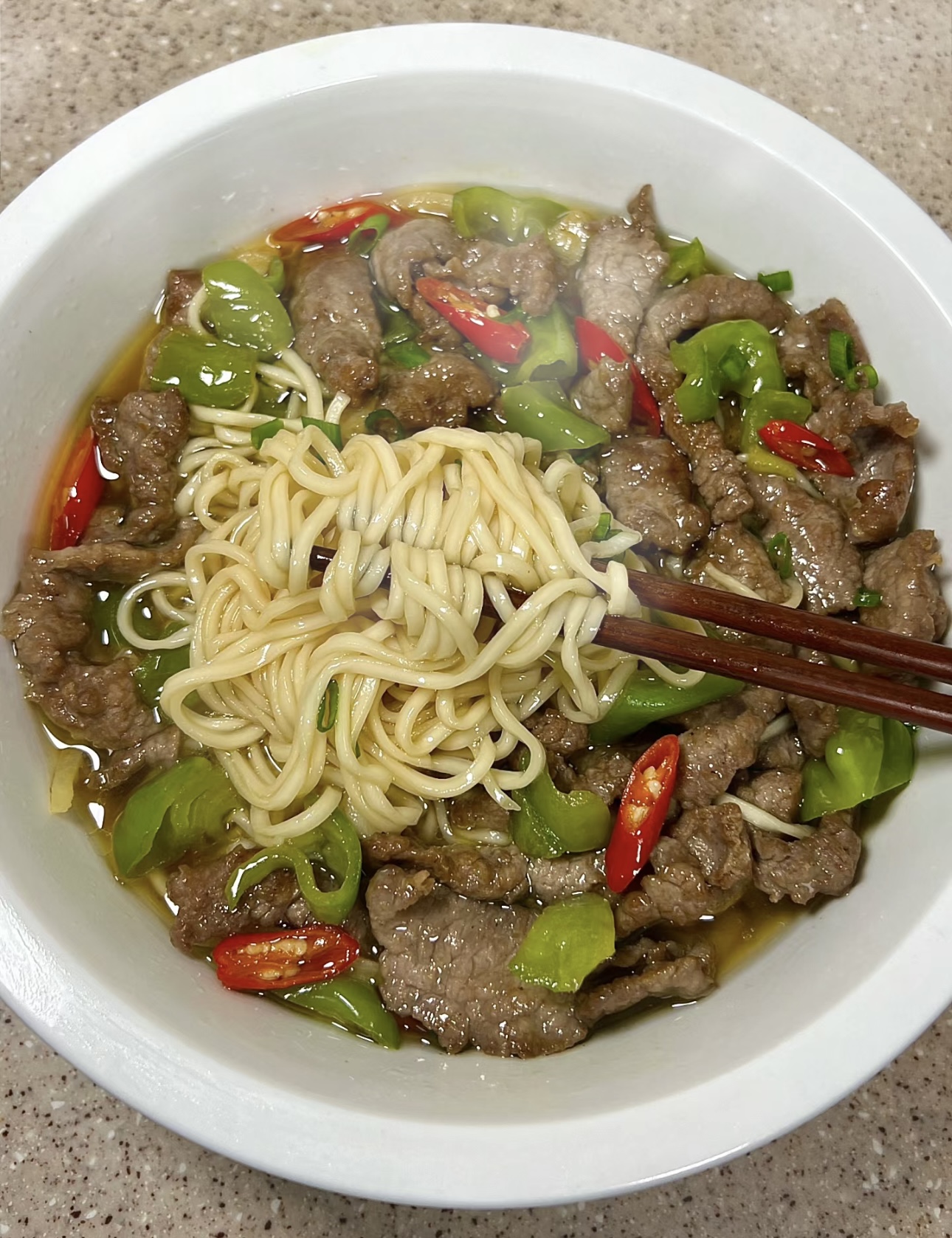 大块牛肉，软烂入味，筋道面条，爽滑有嚼劲 配图2