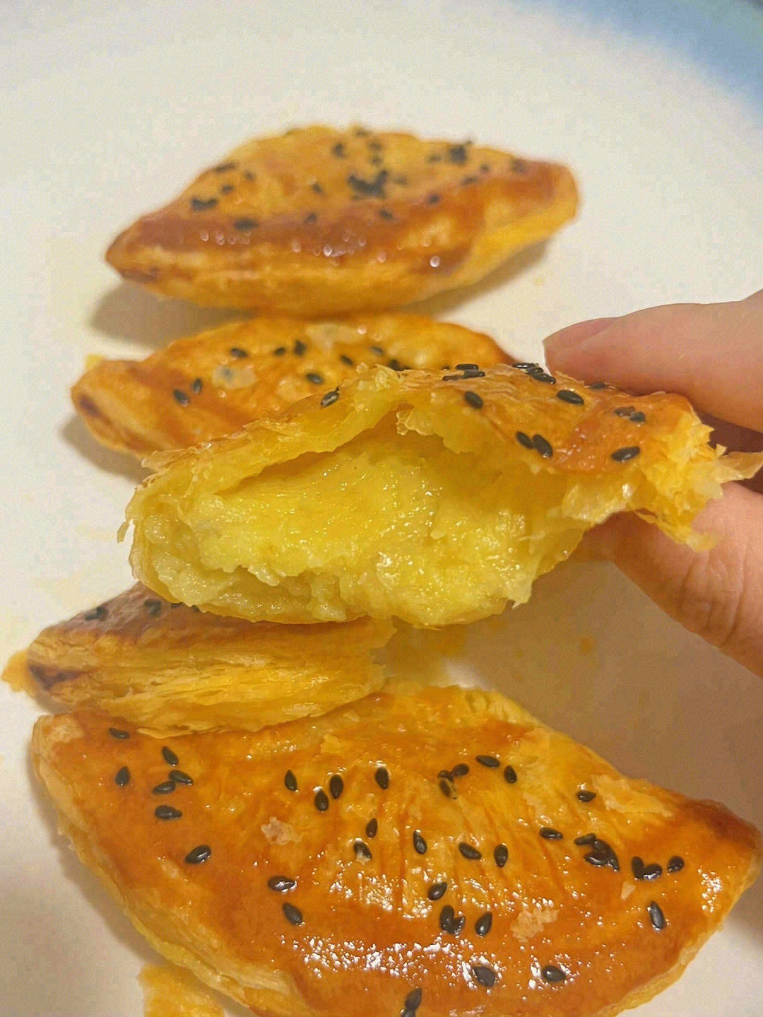 榴莲酥成品色泽金黄诱人，黄金配比的用料， 配图1