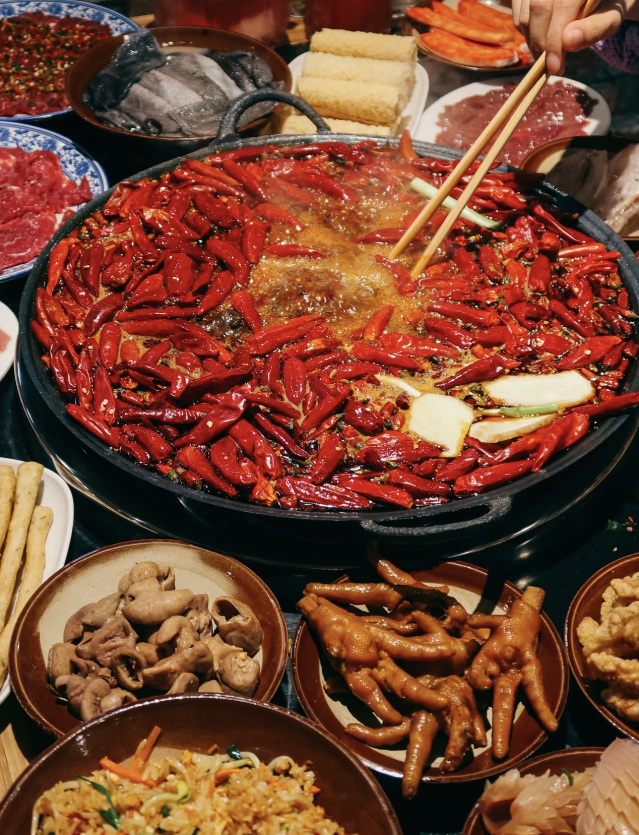 重庆火锅，热辣鲜香，一锅红油翻滚，食材在 配图1