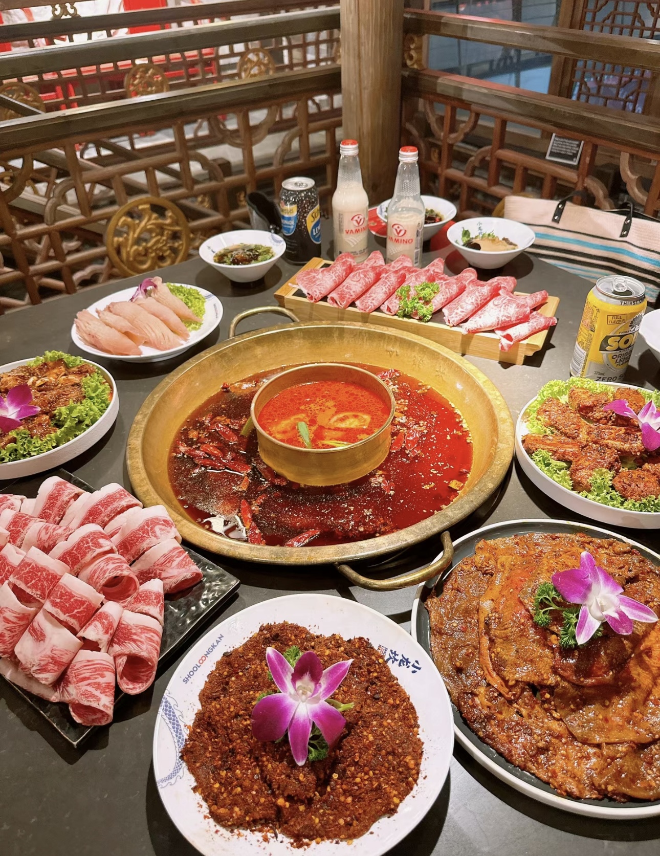 火锅店，美食的天堂。鲜嫩的肉类、爽口的蔬 配图2