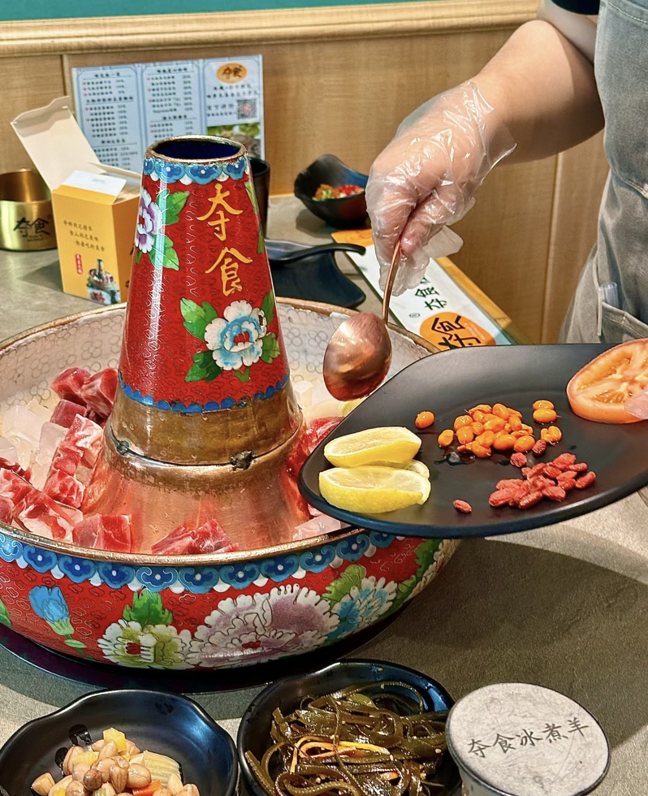 新疆土火锅，装满了新疆的故事与风情。一口 配图2
