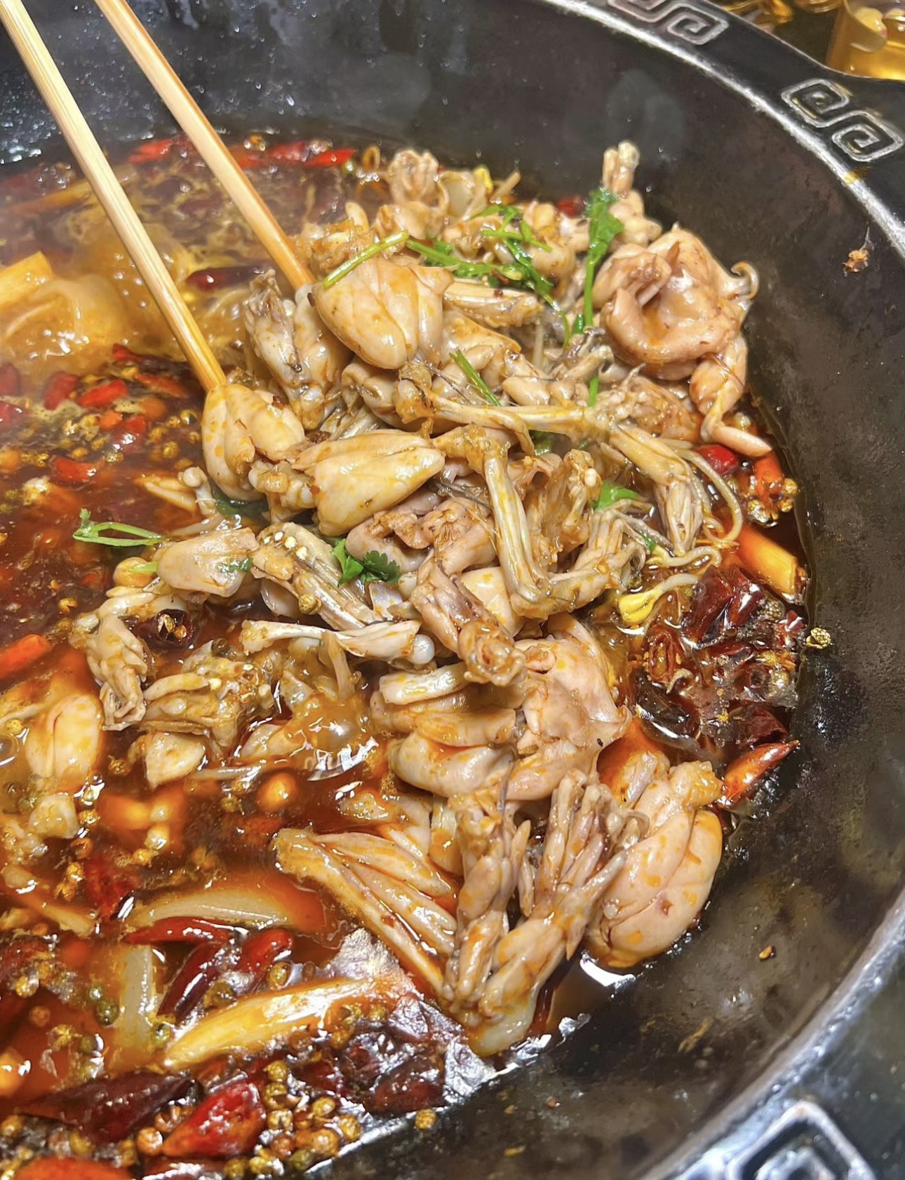 鲜香麻辣的牛蛙火锅，肥美的牛蛙在锅中跳跃 配图2