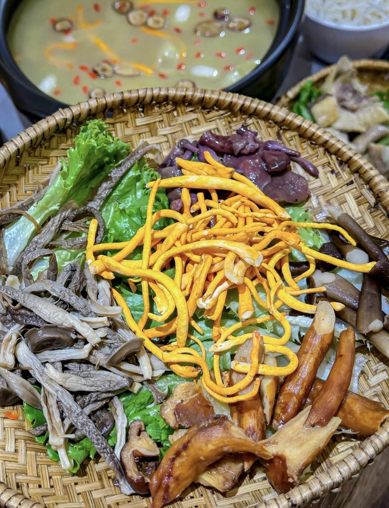 品味菌汤火锅，感受自然的馈赠。一锅菌香四 配图2