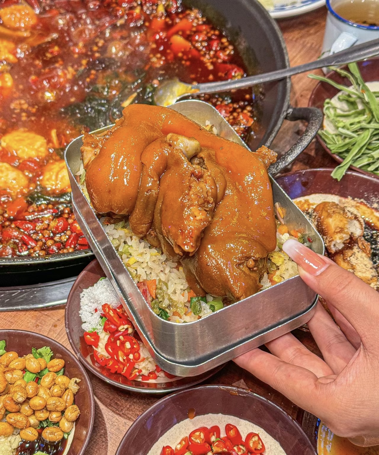 一整只卤过的猪蹄子，就下在红油锅里面煮一 配图1