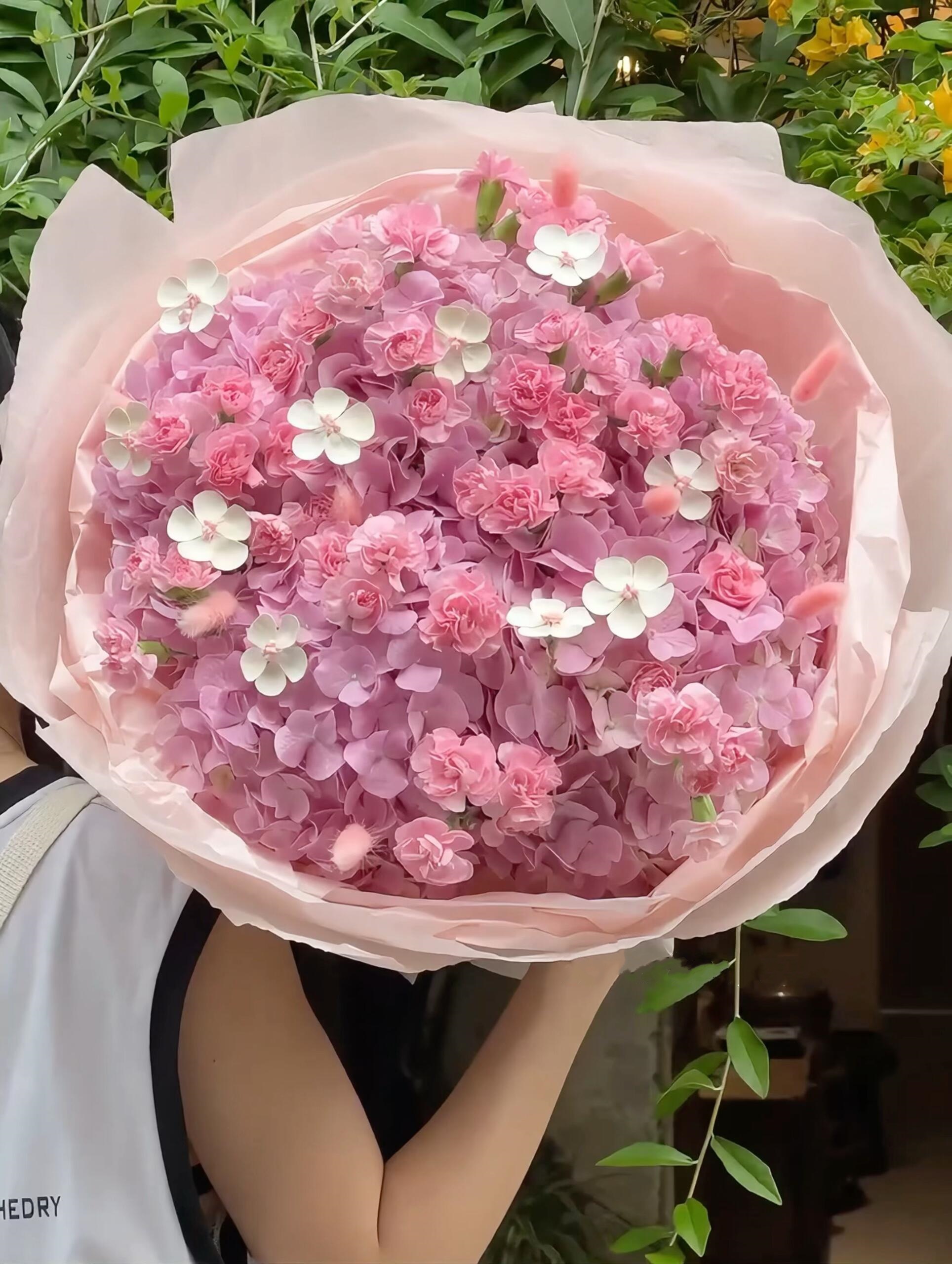 饱满的绣球裹着细碎的康乃馨 每一朵花🌸都 配图2