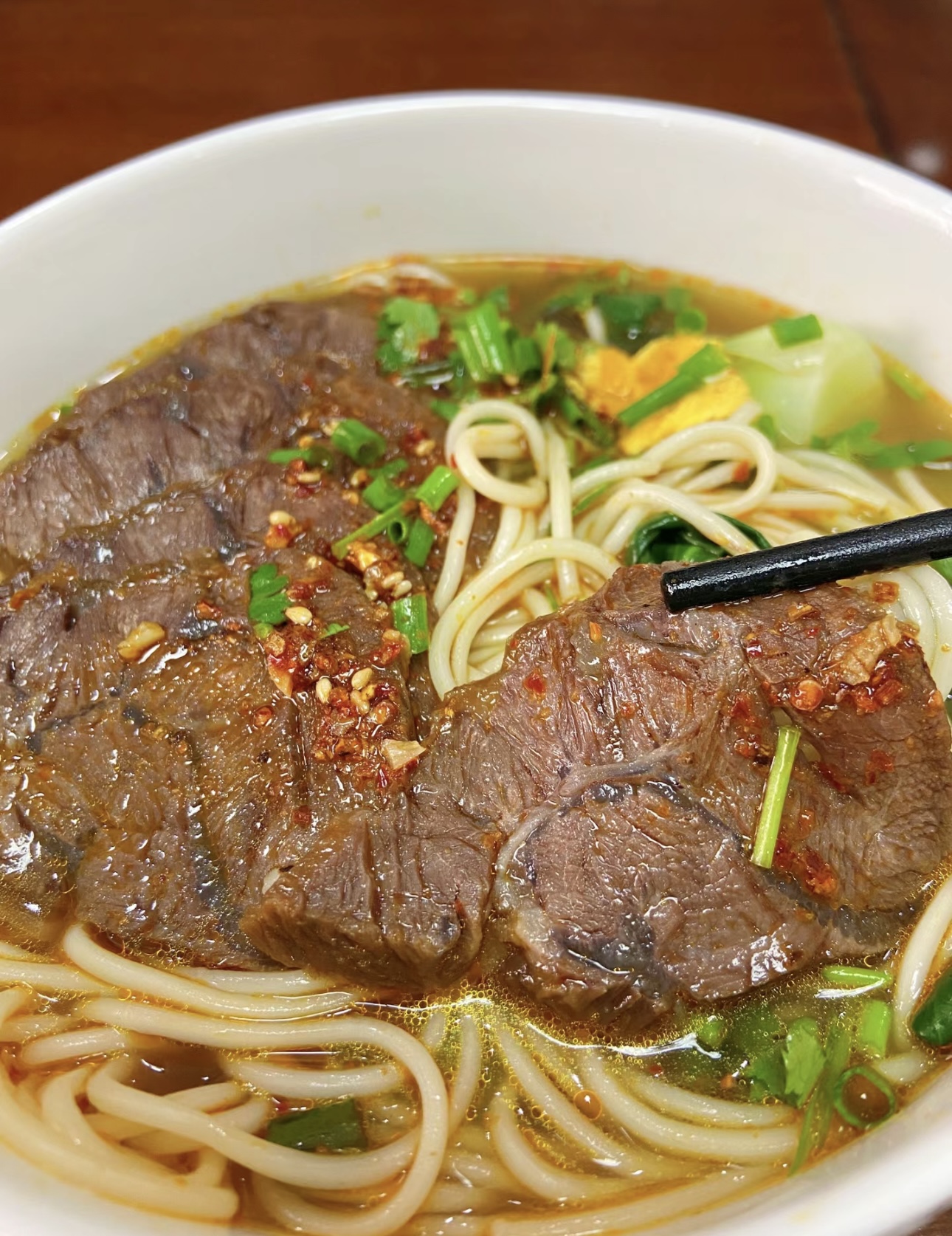 卤香四溢的牛肉面，大块牛肉软烂入味，卤汁 配图3