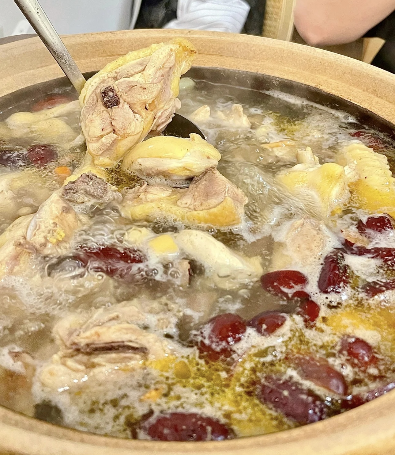 👀鲜嫩的鸡肉，在锅里炖煮得咕噜咕噜👀！  配图3