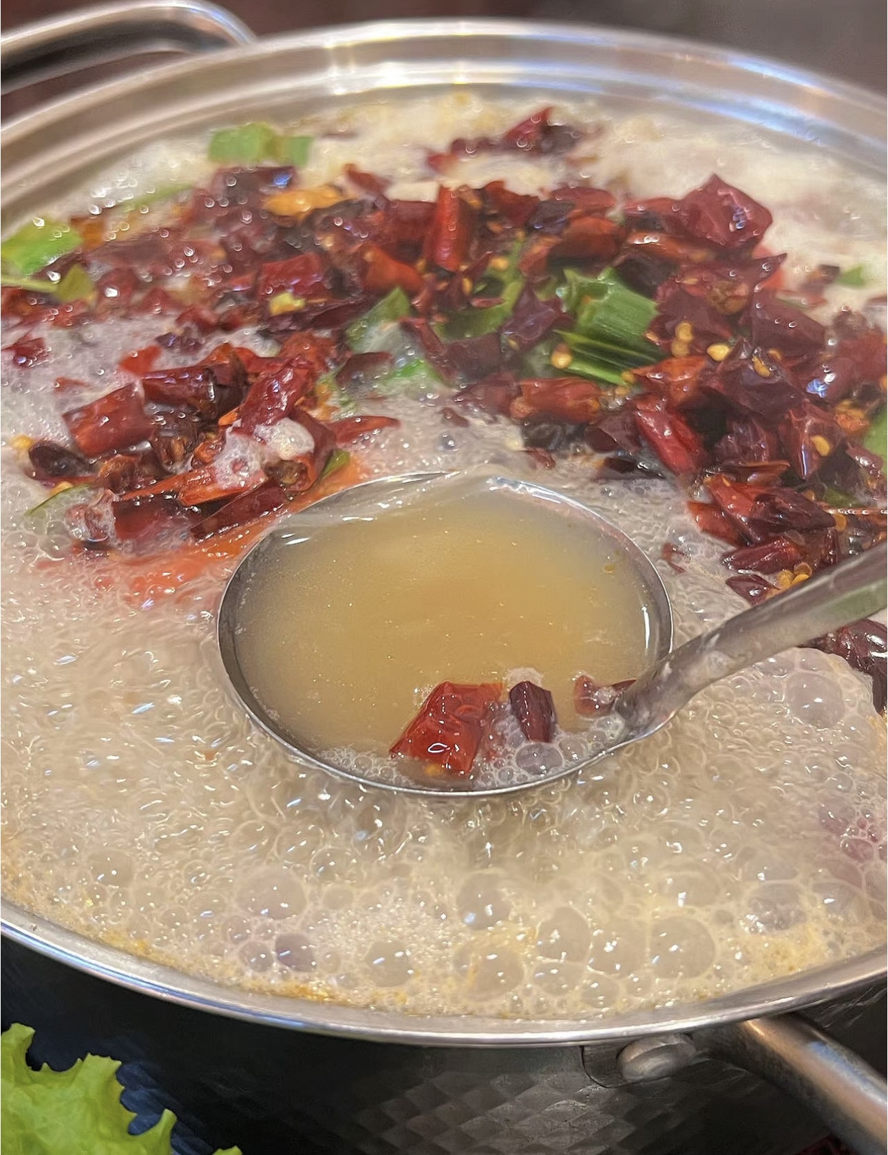云南酸汤火锅，酸辣鲜香齐聚一锅，独特风味 配图2
