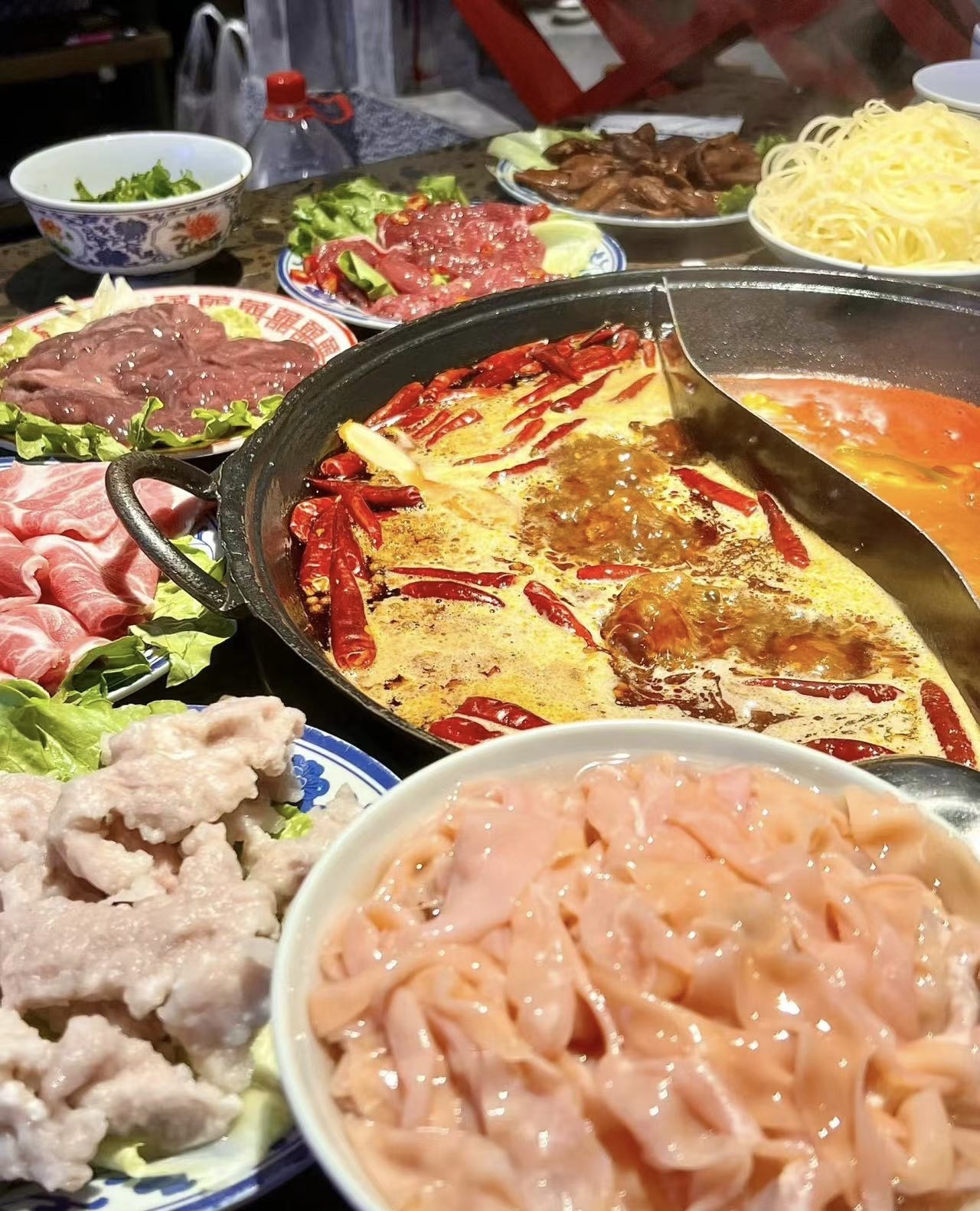 热气腾腾的火锅，香气四溢，仿佛置身于美食 配图3
