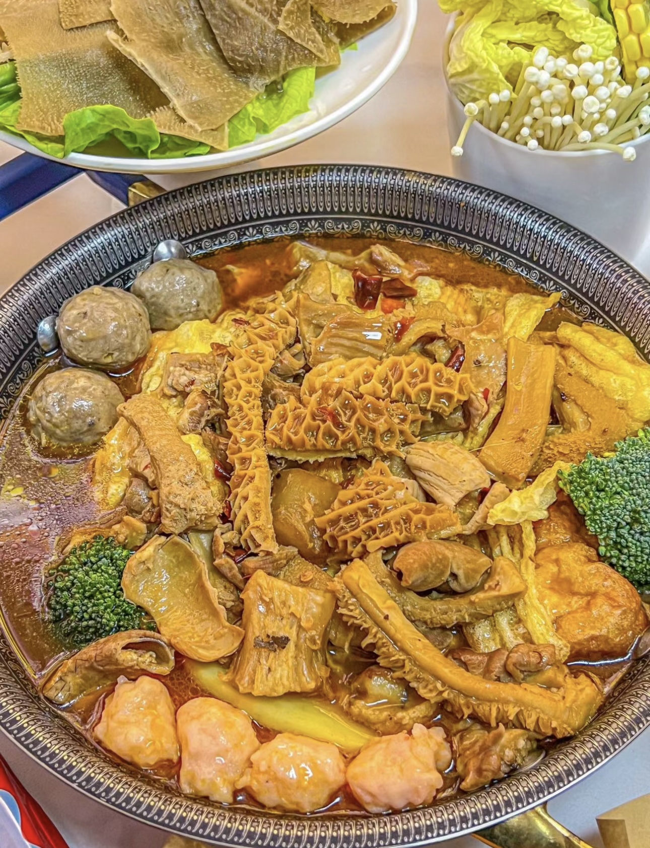 牛杂火锅，热情似火燃味蕾！香辣的汤底，翻 配图3