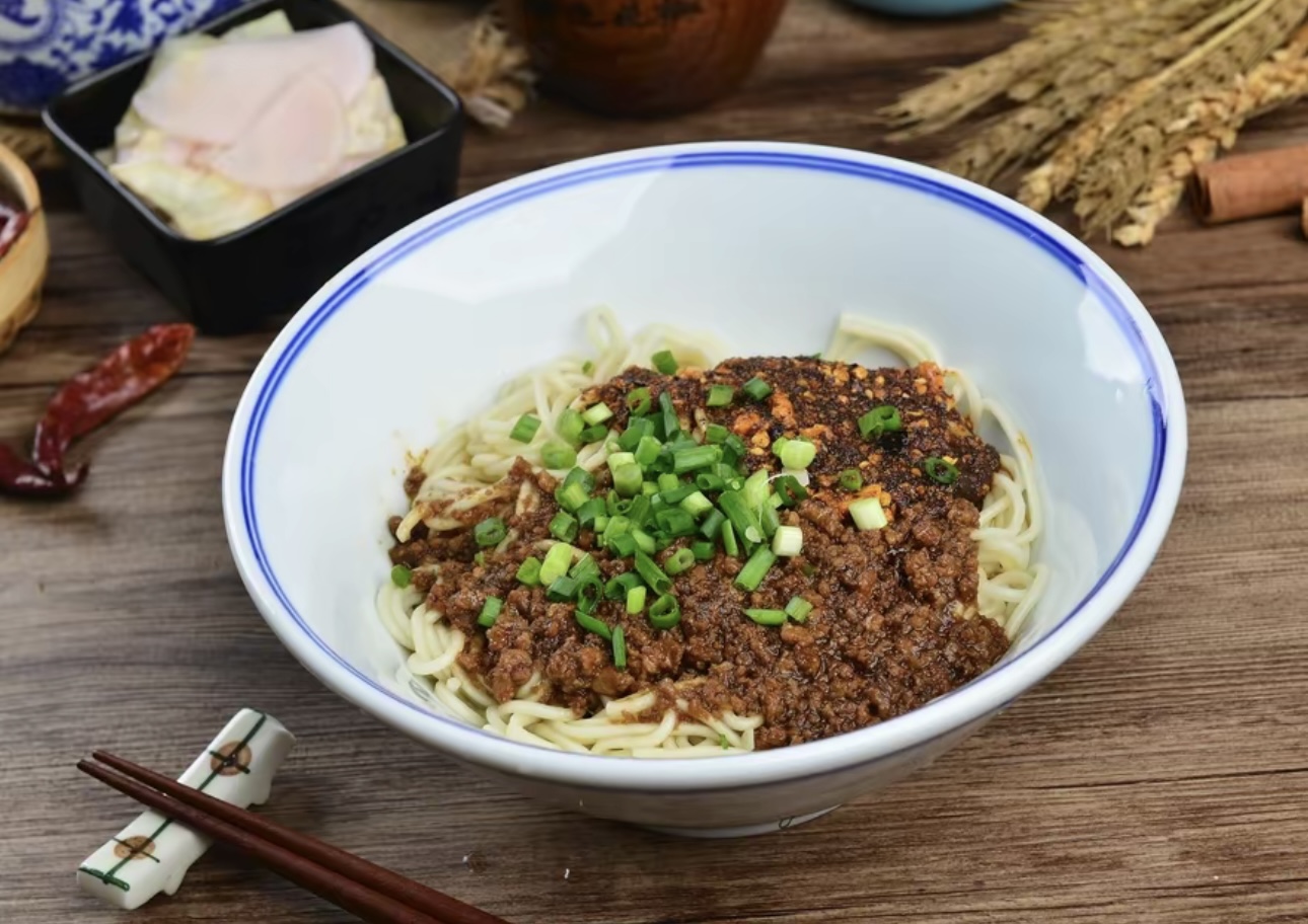 人间烟火之炸酱面，再吃上几瓣大蒜那叫个舒 配图1