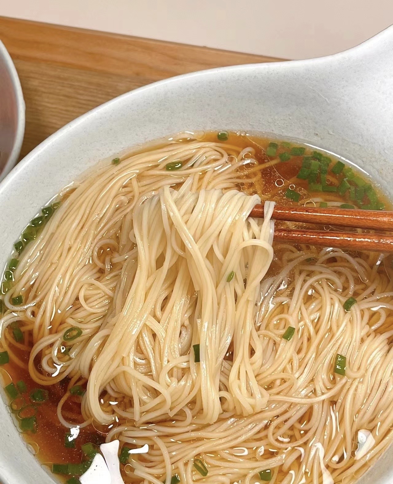 4️⃣细细的面条，在滚水中翻腾，捞出时带 配图2