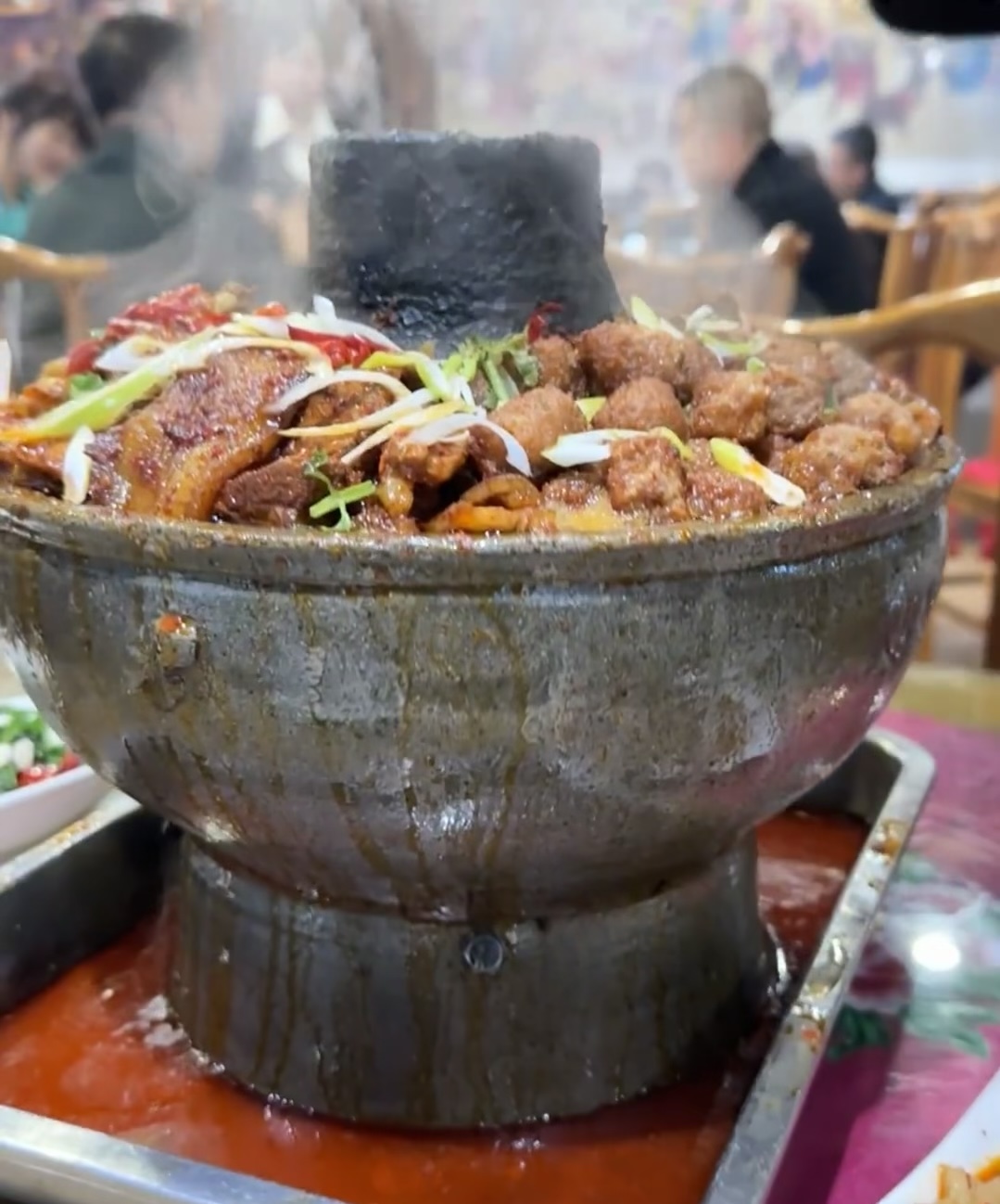 各种食材汇聚一锅，色彩斑斓，热气腾腾。丰 配图3