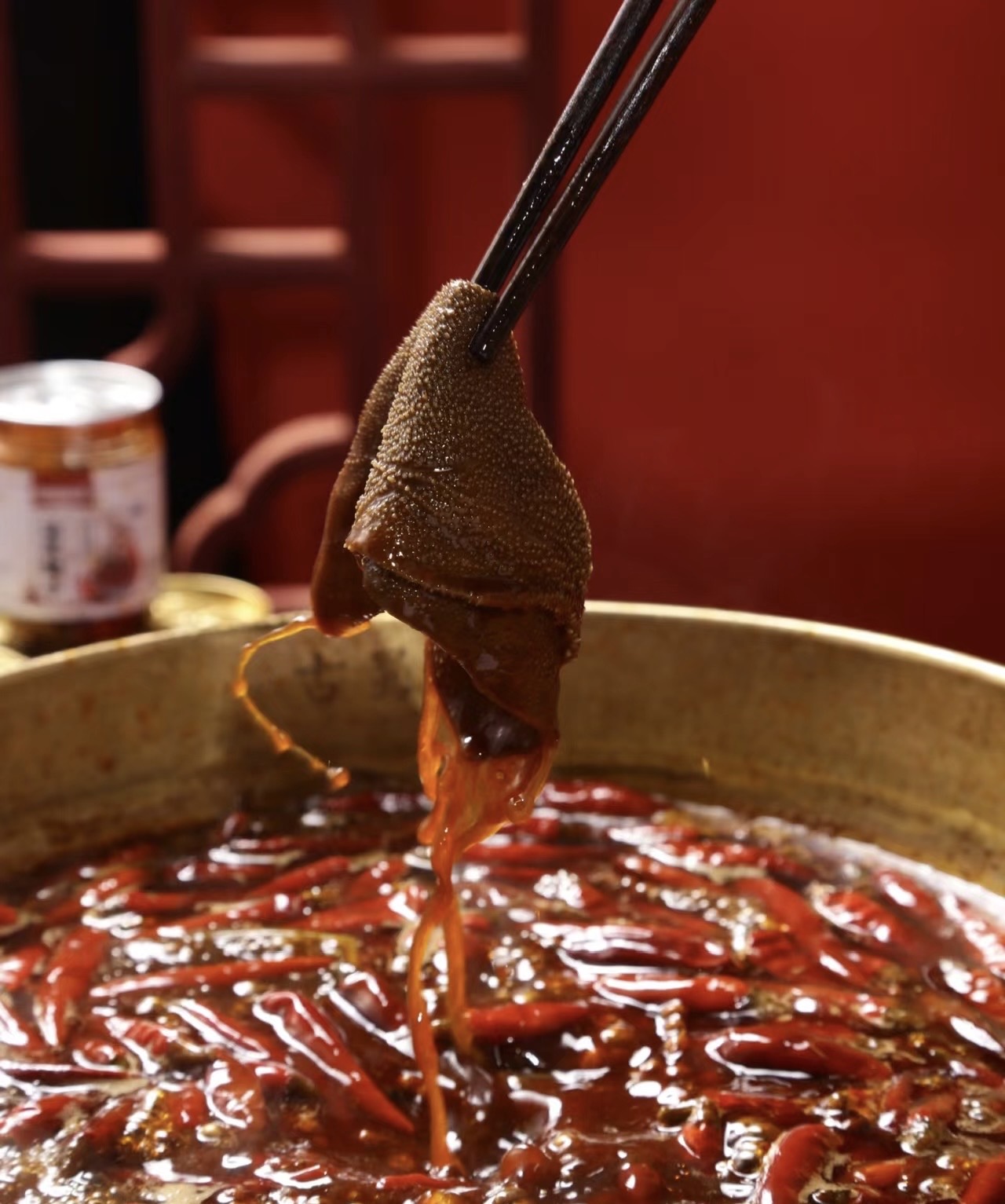 香气四溢的火锅店，是美食爱好者的聚集地。 配图2