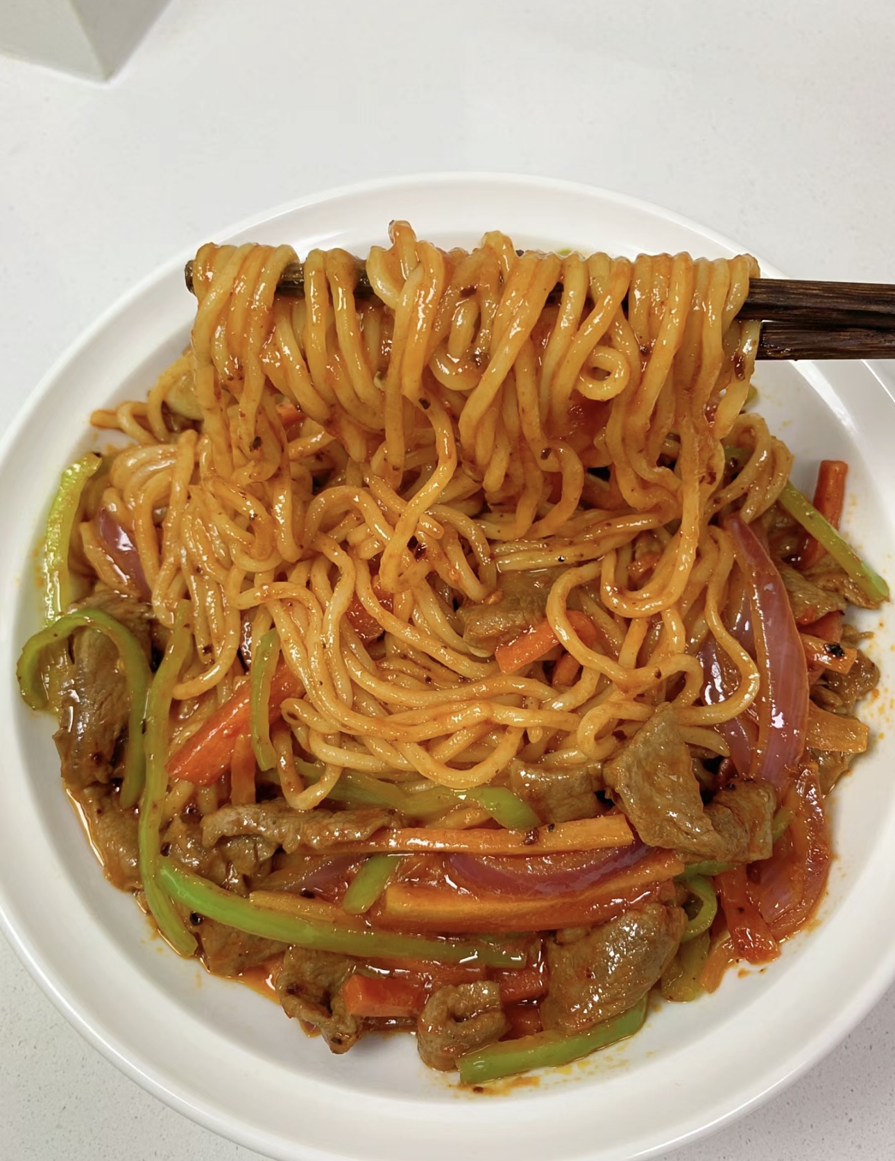鲜嫩的牛肉与劲道的面条在锅中交融共舞，油 配图3