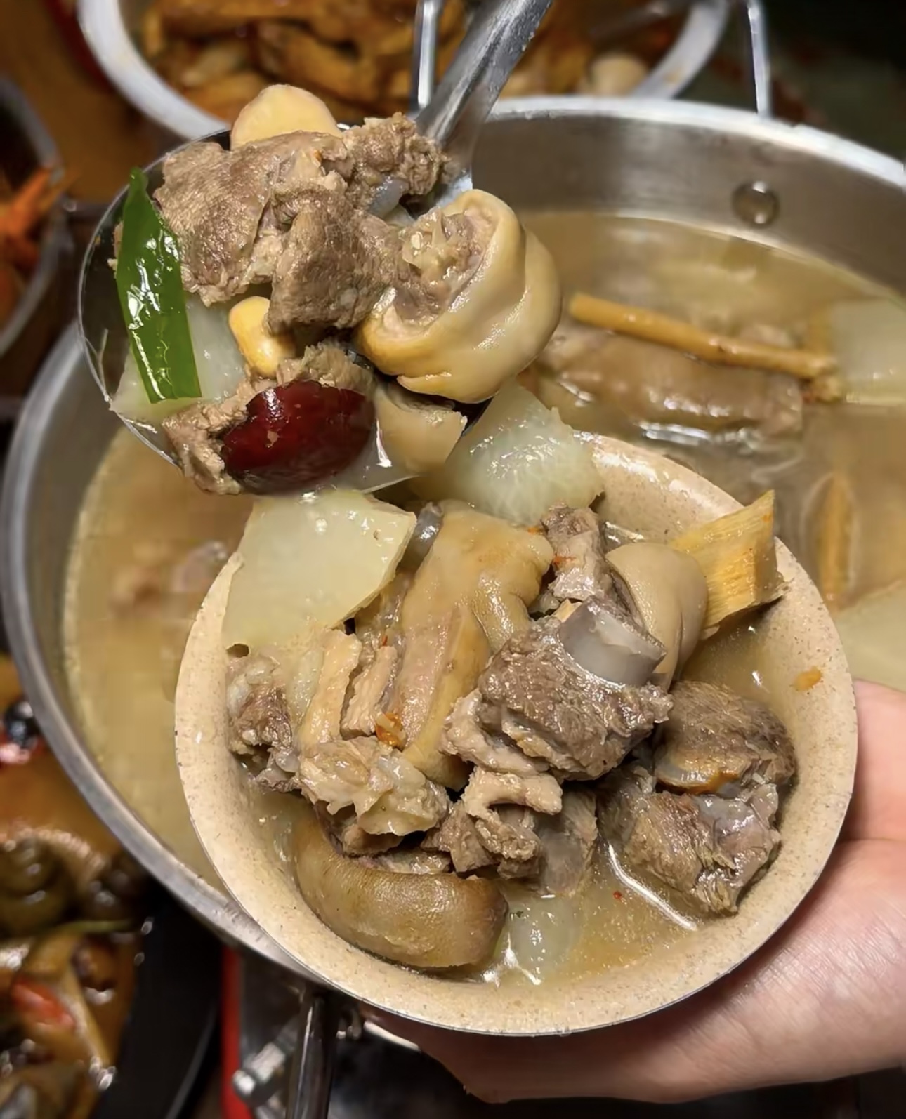 热气腾腾的羊肉火锅，鲜嫩羊肉在锅中翻滚， 配图2