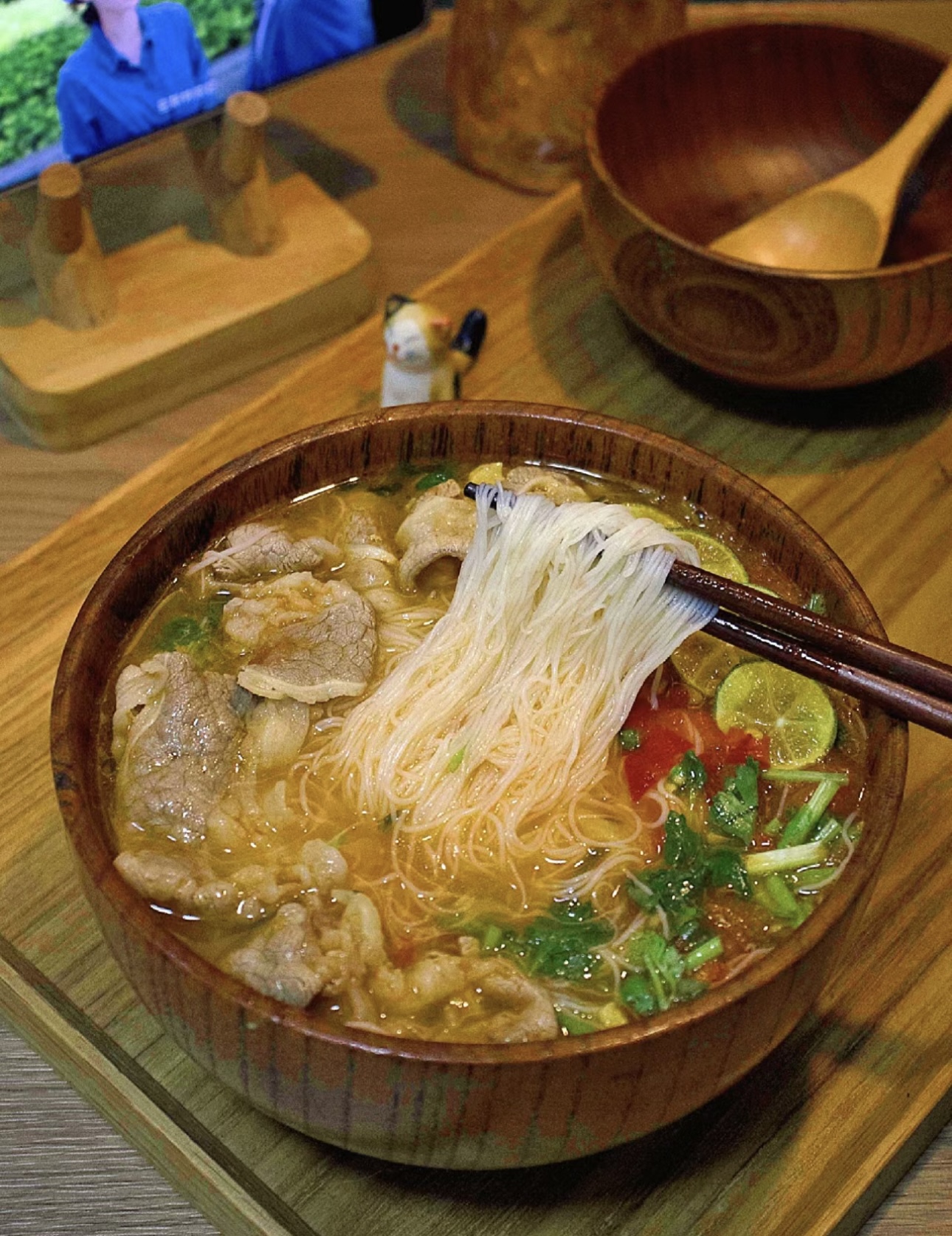 一碗热气腾腾的肥牛米粉，肥牛的鲜嫩、米粉 配图2