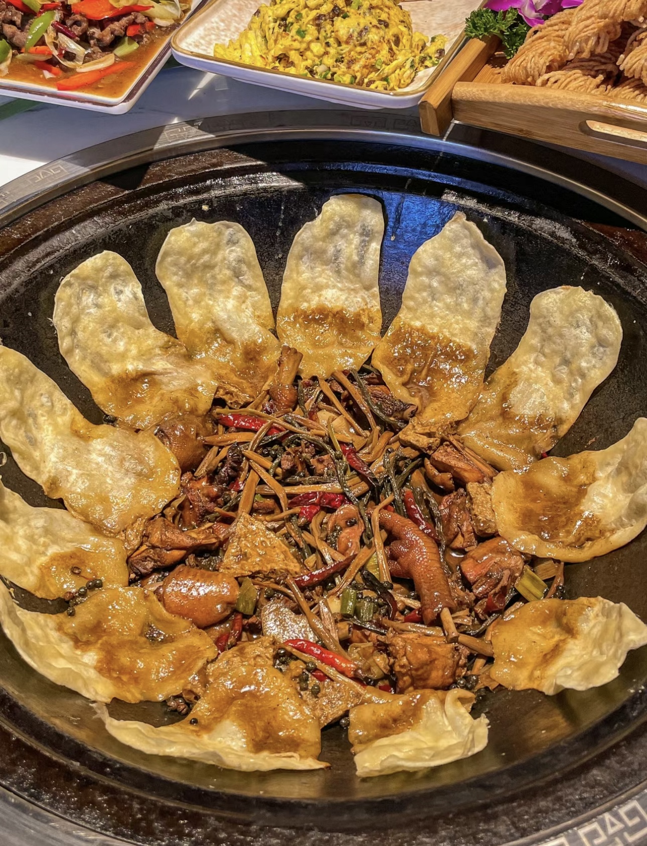 地锅鸡，土灶铁锅，柴鸡炖煮得香嫩入味。围 配图1