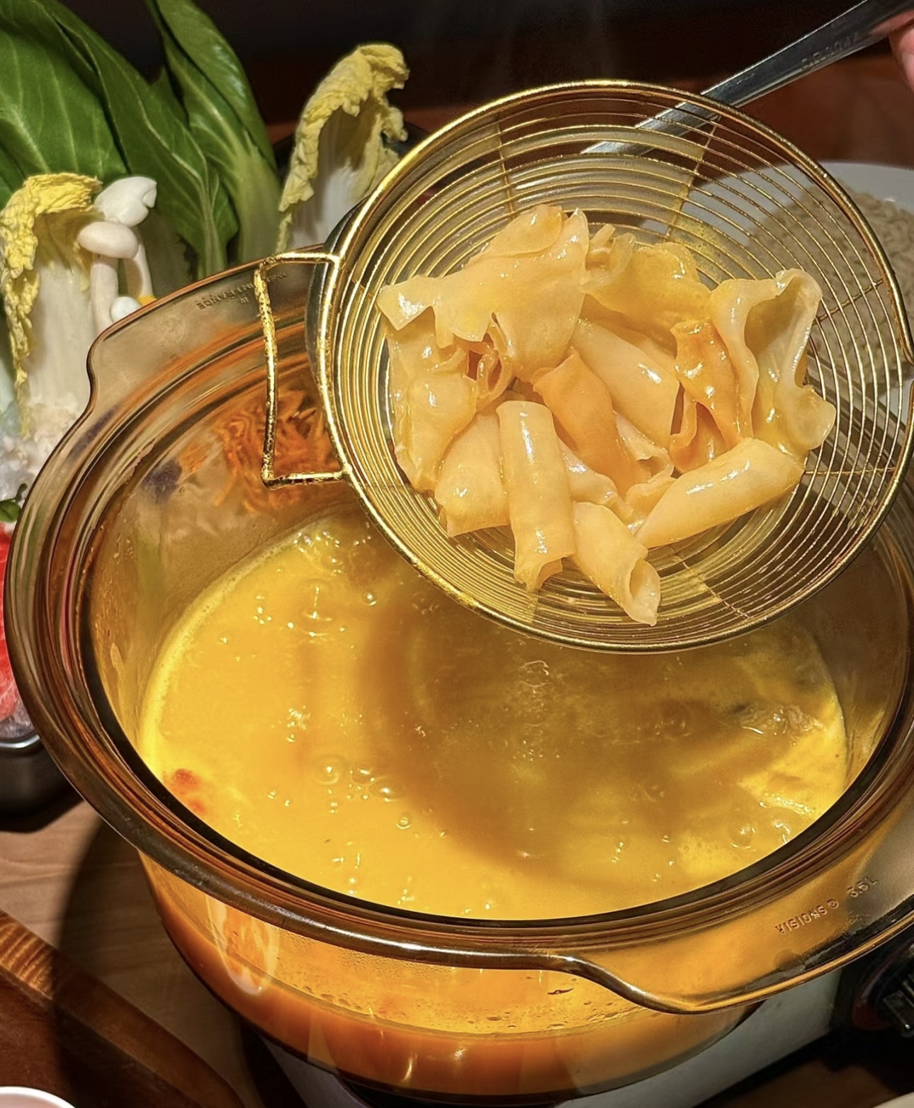 花胶鸡火锅的奢华与鲜美。金色的花胶与鲜嫩 配图1