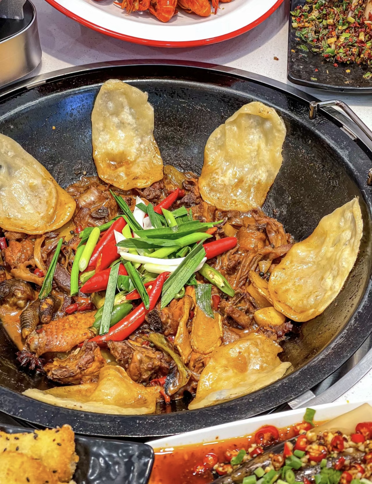 美味地锅鸡，鸡肉鲜嫩多汁，贴饼香脆可口。 配图3