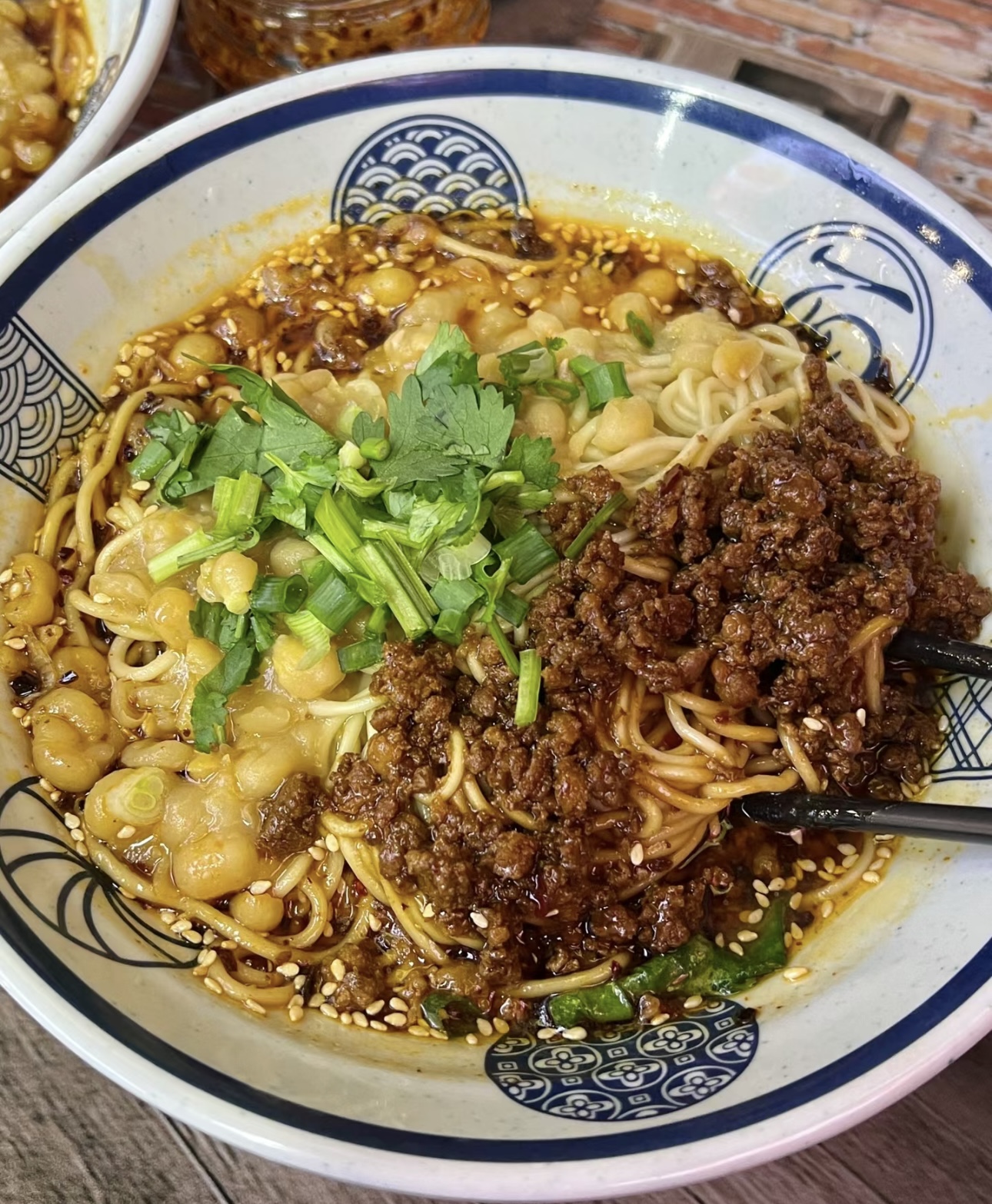 重庆小面，麻辣鲜香尽在一碗之中。那劲道的 配图3