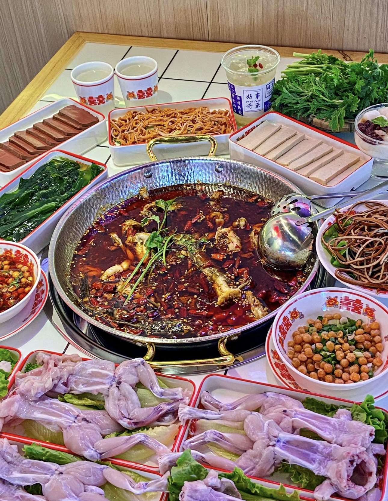 肥美的田鸡在锅中煮出诱人鲜味，麻辣鲜香刺 配图2