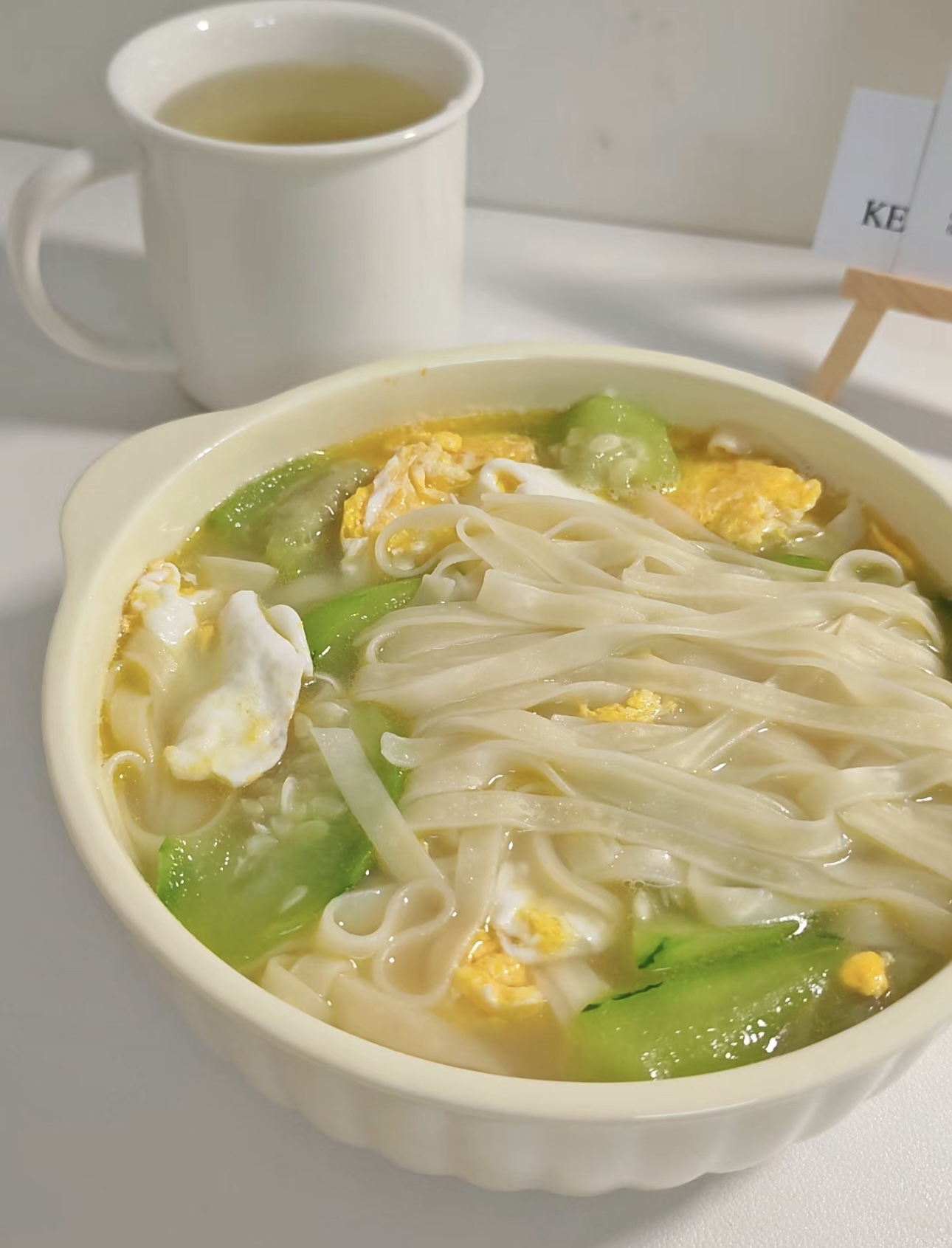 清新丝瓜，搭配鲜嫩鸡蛋，融入爽滑面条。一 配图2