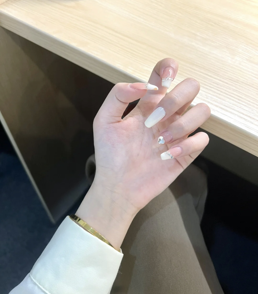 💅白色永远的神🤍 白色美甲真的太好看啦！ 配图1