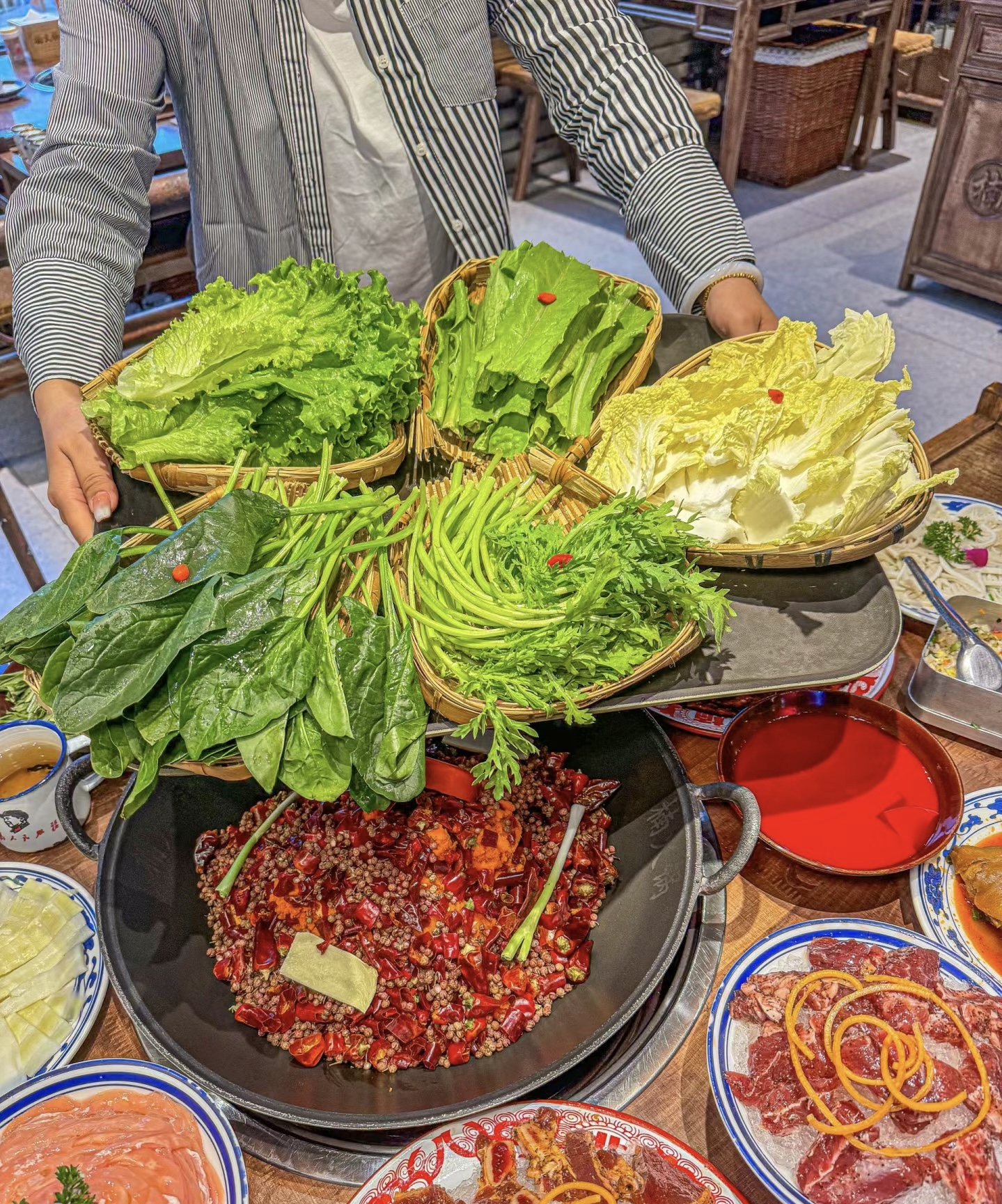 一整只卤过的猪蹄子，就下在红油锅里面煮一 配图3