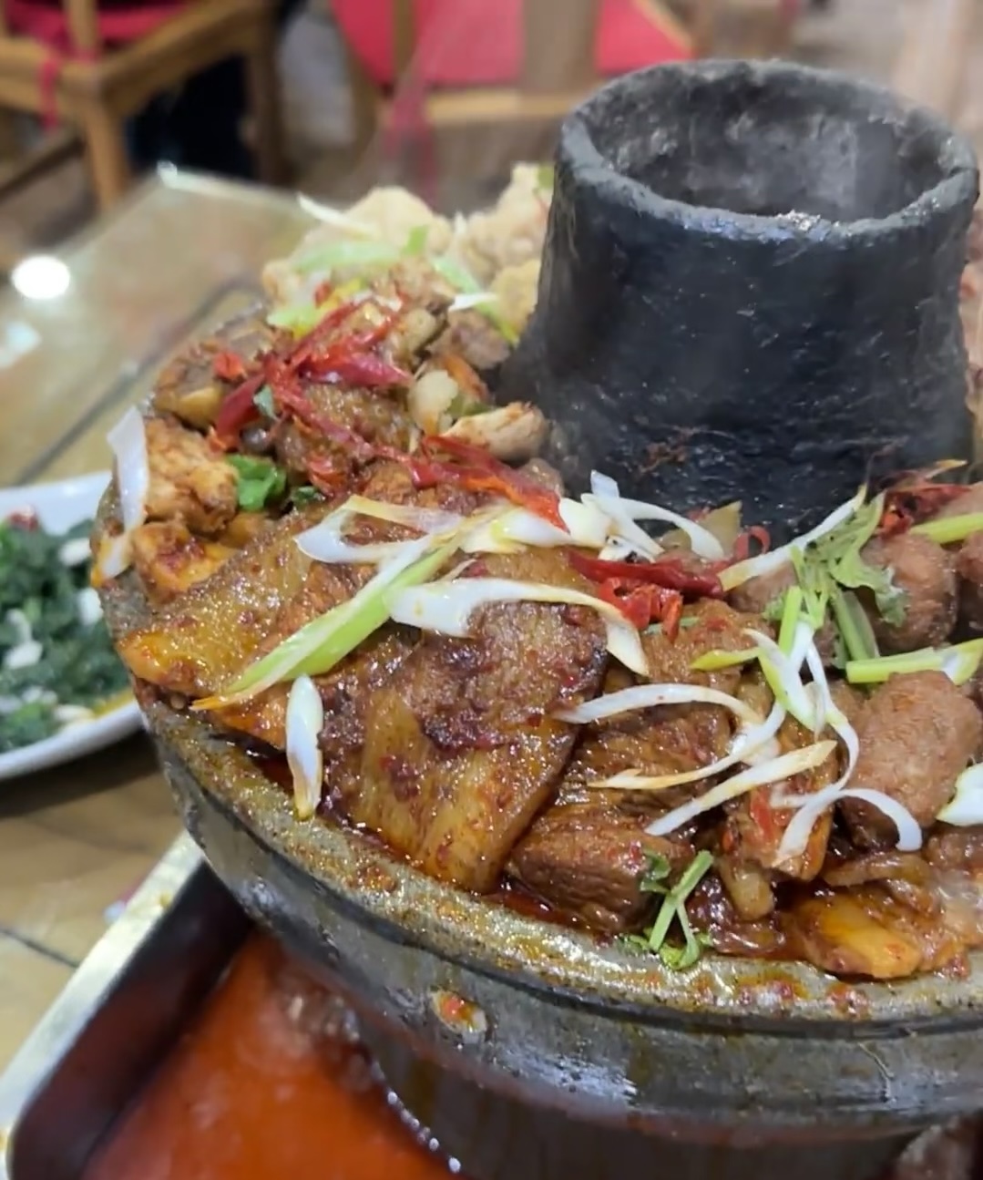 各种食材汇聚一锅，色彩斑斓，热气腾腾。丰 配图2