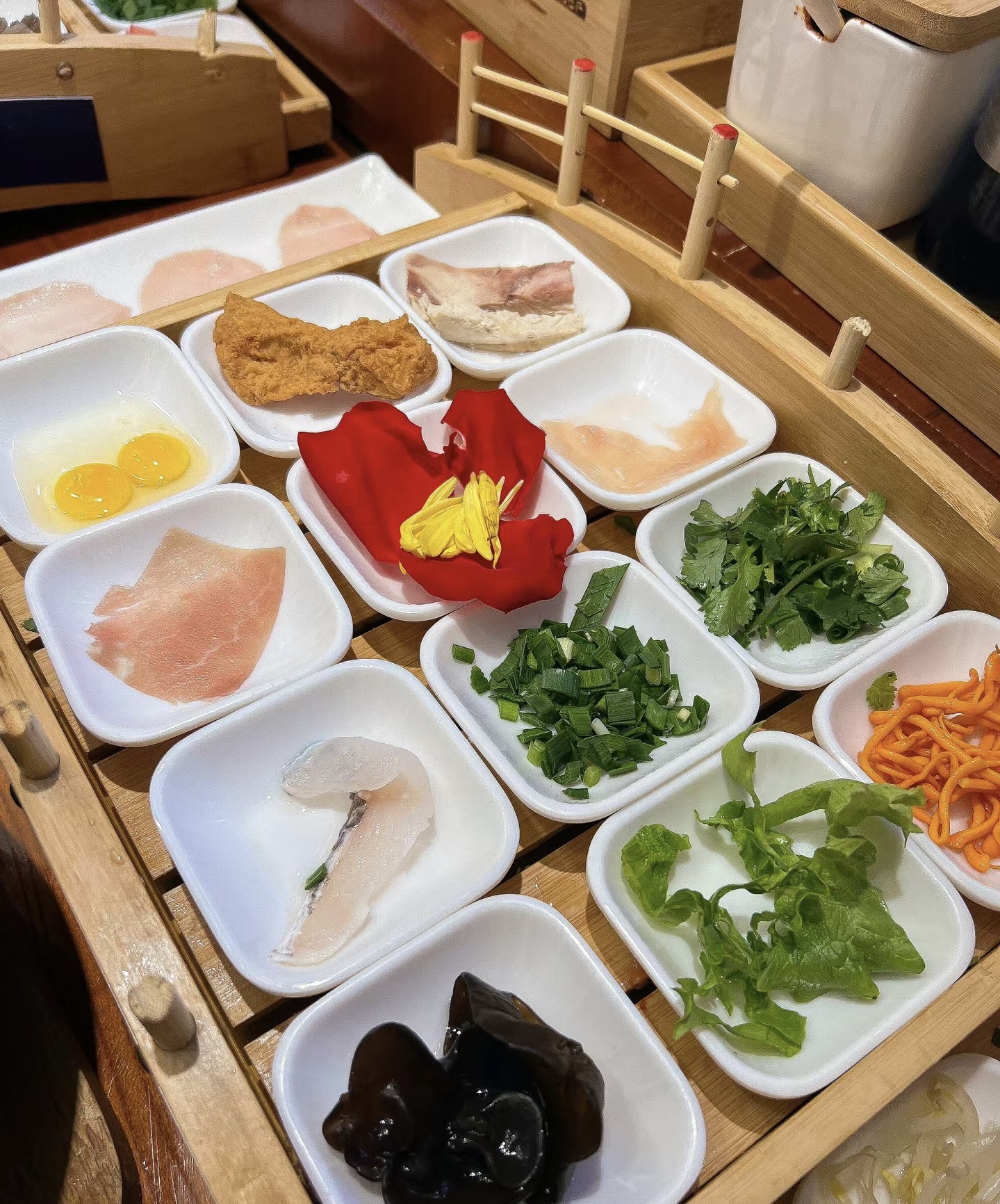 热腾腾的云南过桥米线端上来再把小格里的食 配图3