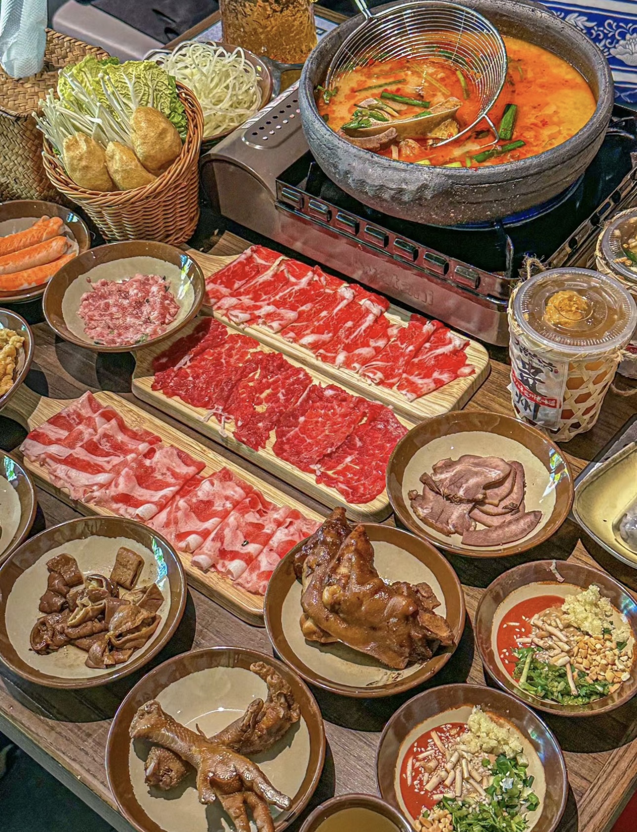 走进贵州酸汤火锅的世界，感受酸与辣的完美 配图1