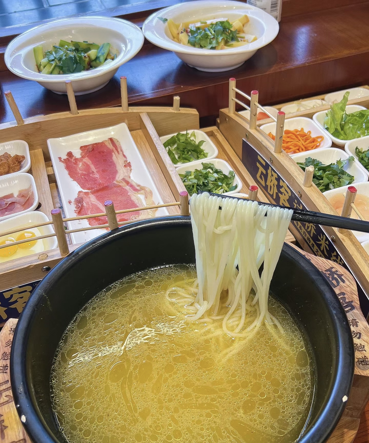 热腾腾的云南过桥米线端上来再把小格里的食 配图1
