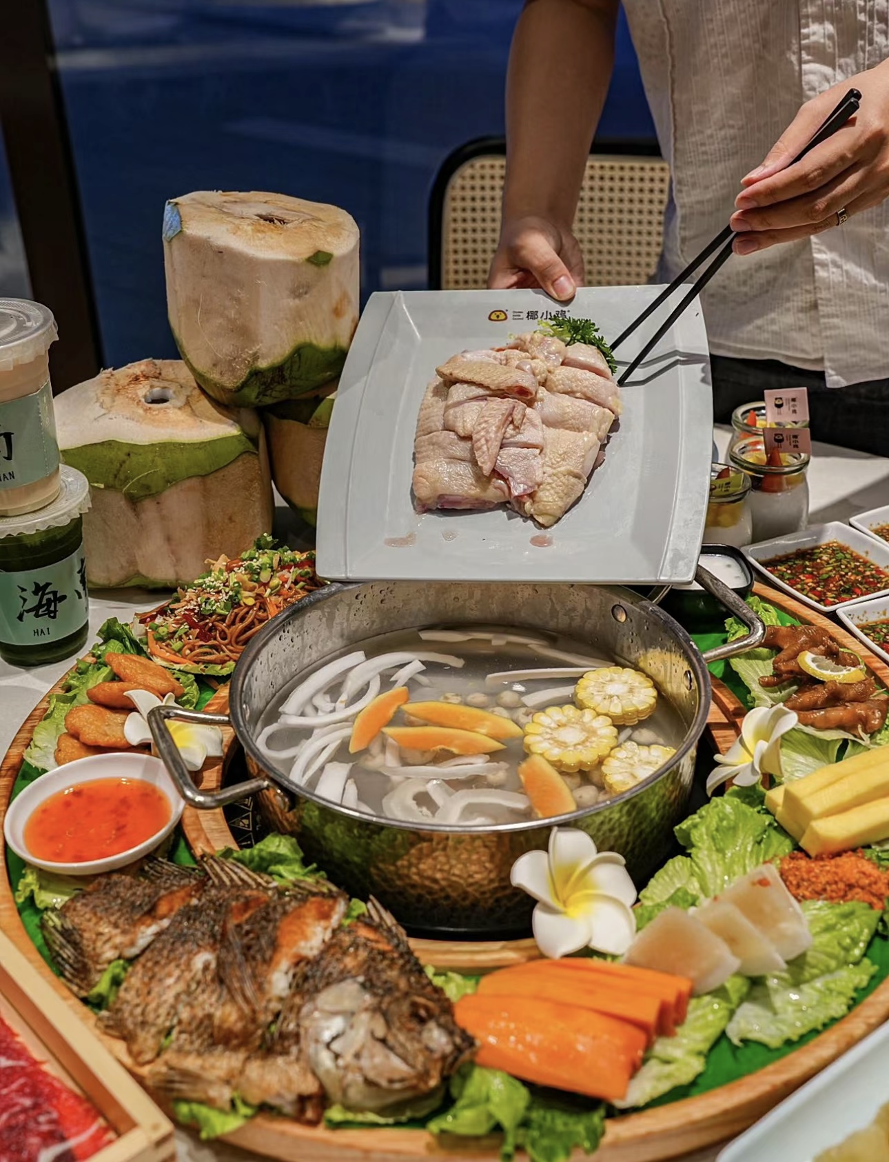 椰子鸡火锅，椰香四溢，鸡肉滑嫩。汤底清甜 配图3