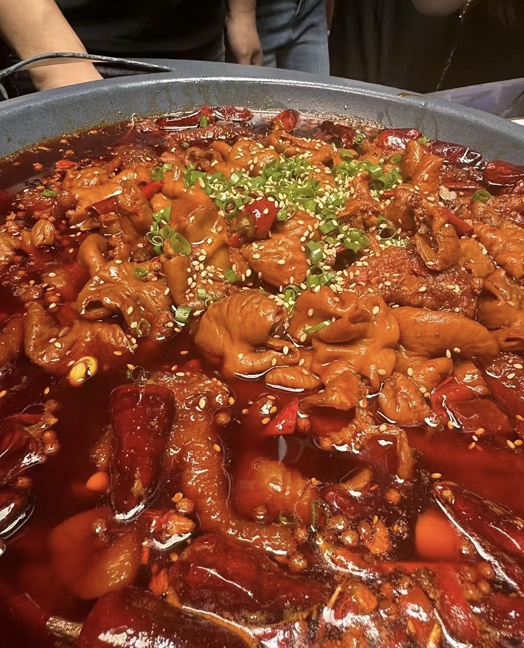 猪蹄那软糯Q弹的口感，在火锅中翻滚，吸饱 配图2