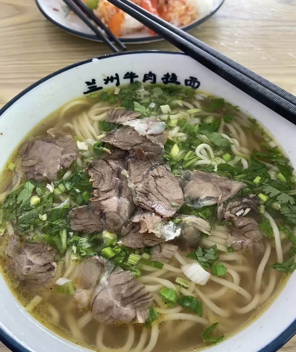面香四溢，撩动味蕾。专业厨师，精心煮面。 配图2