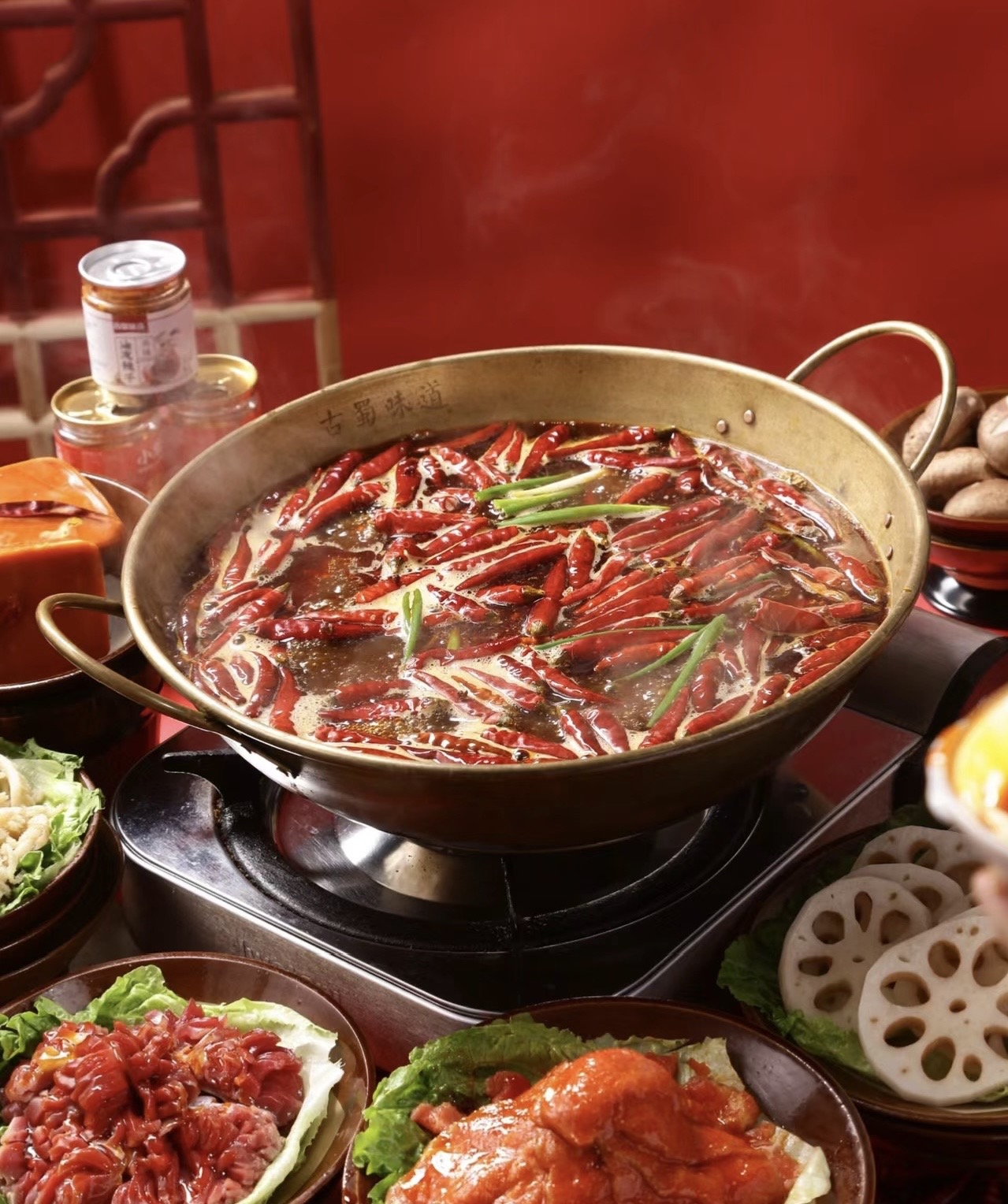 香气四溢的火锅店，是美食爱好者的聚集地。 配图3