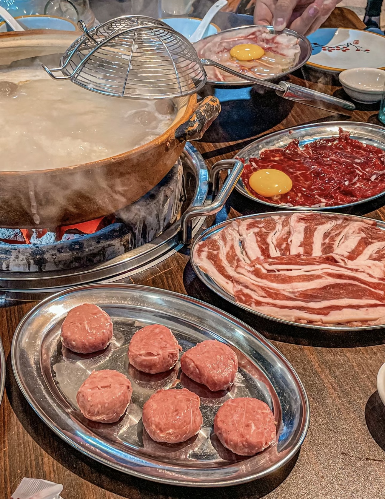 快来品尝独特的粥底火锅。绵滑粥底，熬煮出 配图2