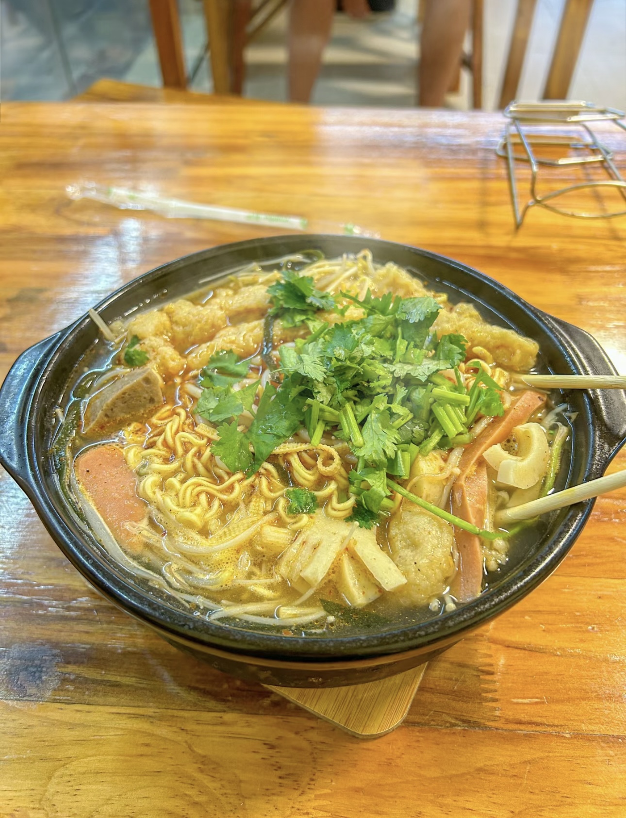 一碗过桥米线，食材丰富多样，滚烫的高汤激 配图2