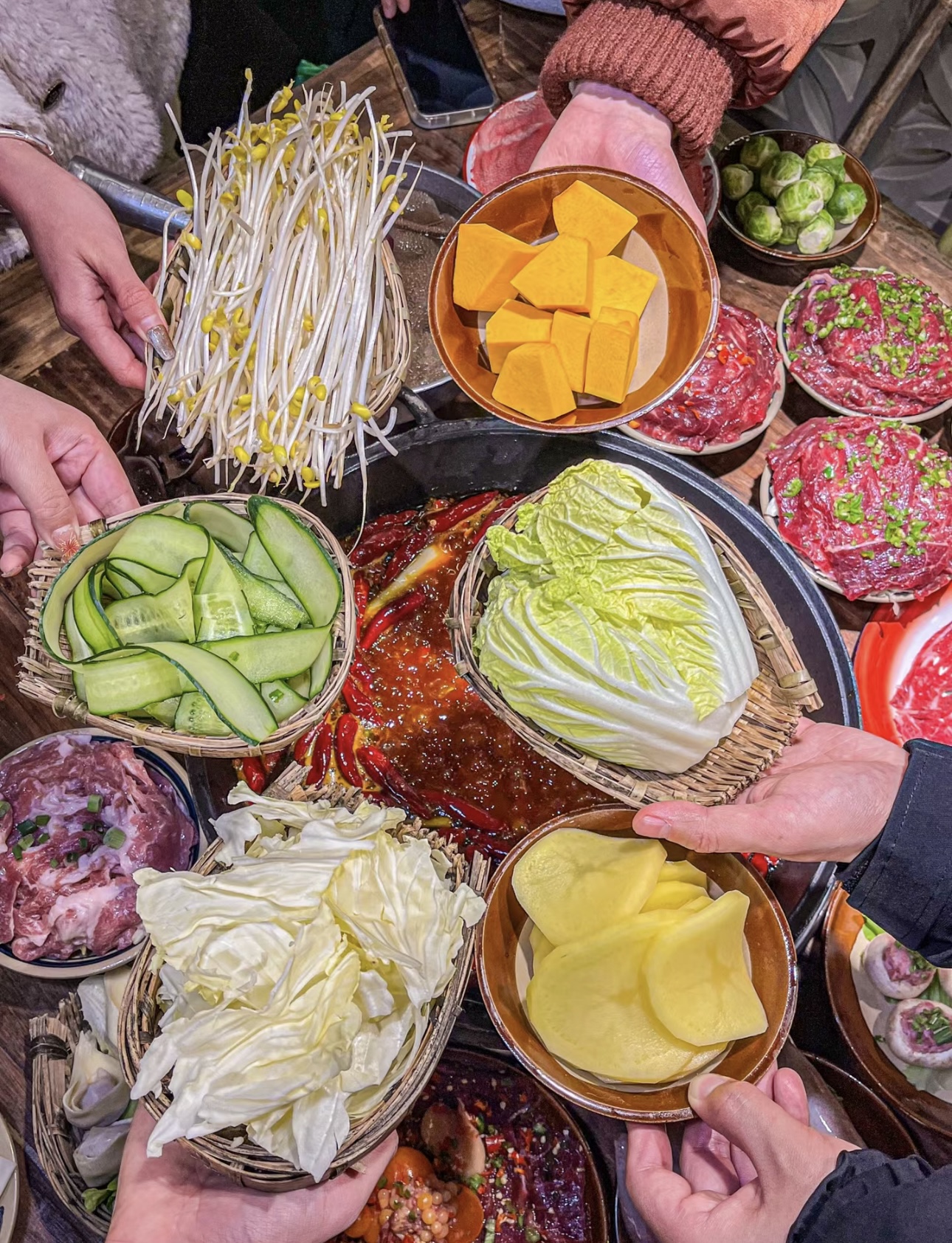 一锅红油，翻滚着麻辣鲜香。火锅店中，美味 配图2