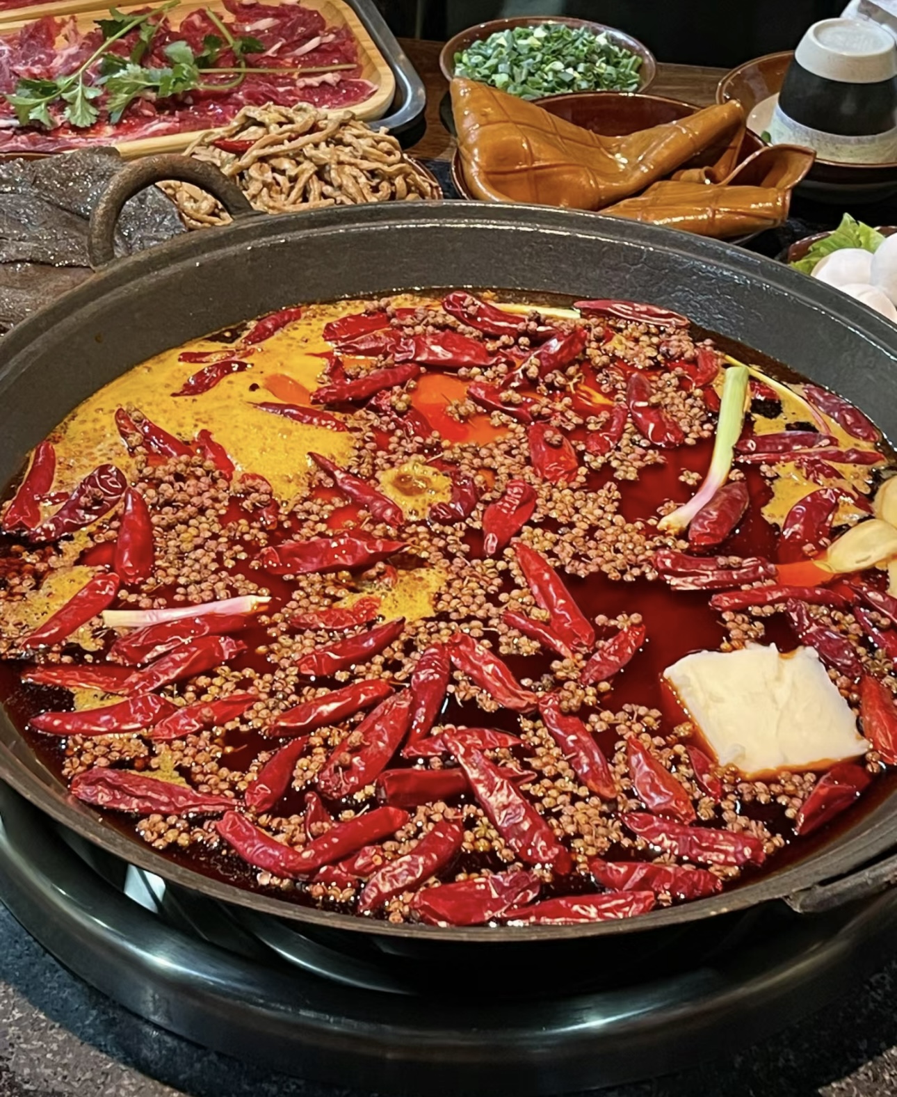 重庆火锅，麻辣鲜香！火红的锅底翻腾着热情 配图2