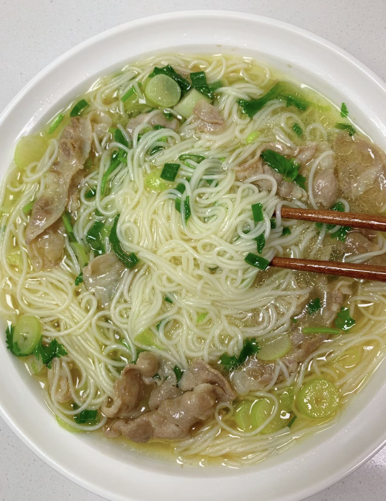 一碗羊肉清汤面，宛如冬日里的一缕暖阳。细 配图2