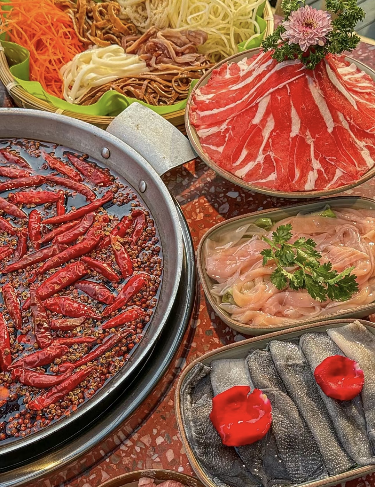 畅享麻辣火锅！红汤滚滚，辣椒花椒舞动。鲜 配图2