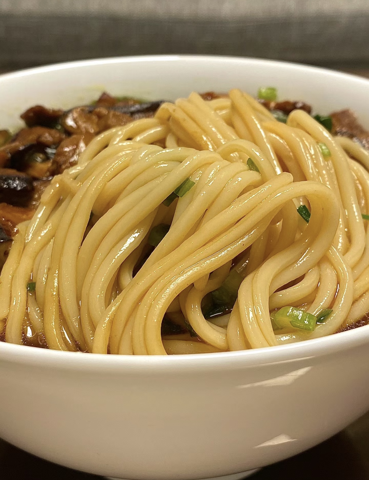 香菇肉片汤面，香菇的鲜美与肉片的嫩滑相得 配图3